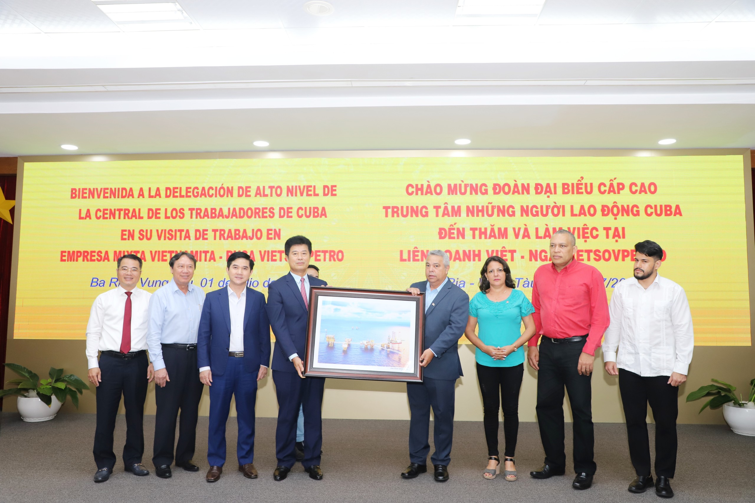 Đại diện lãnh đạo Vietsovpetro tặng quà lưu niệm cho đoàn công tác CuBa