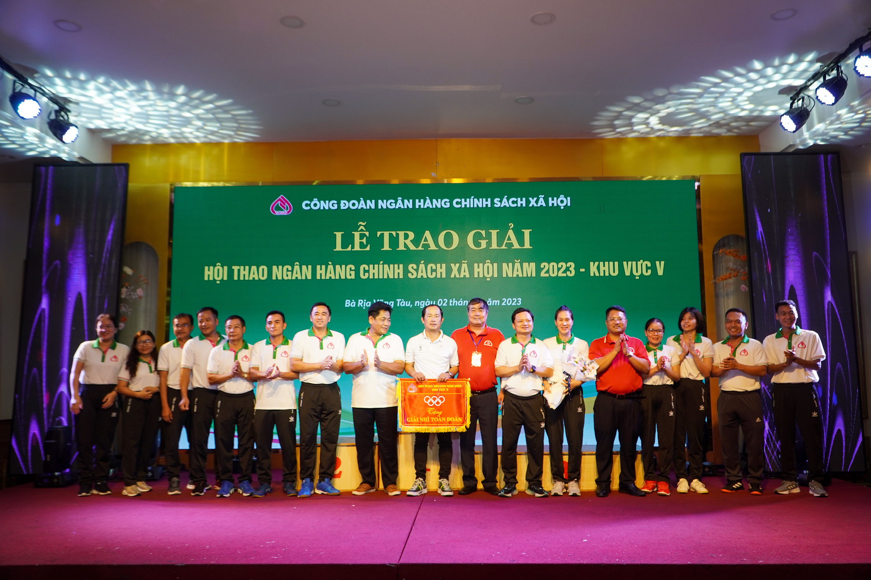 Ban tổ chức tặng cờ lưu niệm cho đội TP. Hồ Chí Minh đạt giải Nhì toàn đoàn.