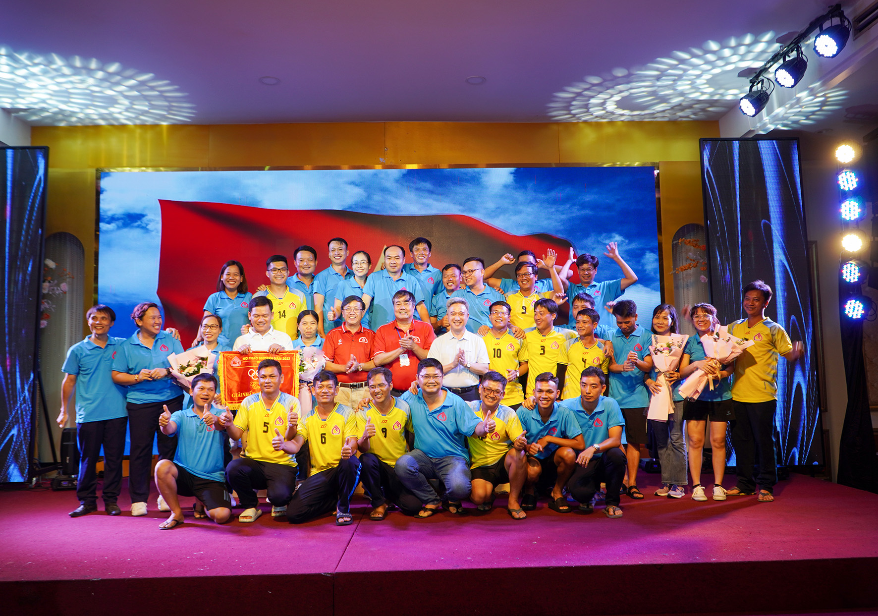 Ông Đặng Minh Thông, Phó Chủ tịch UBND tỉnh; ông Nguyễn Minh Phương Phó Bí thư Thường trực Đảng ủy NHCSXH Trung ương tặng giải Nhất toàn đoàn cho tỉnh Bình Phước.