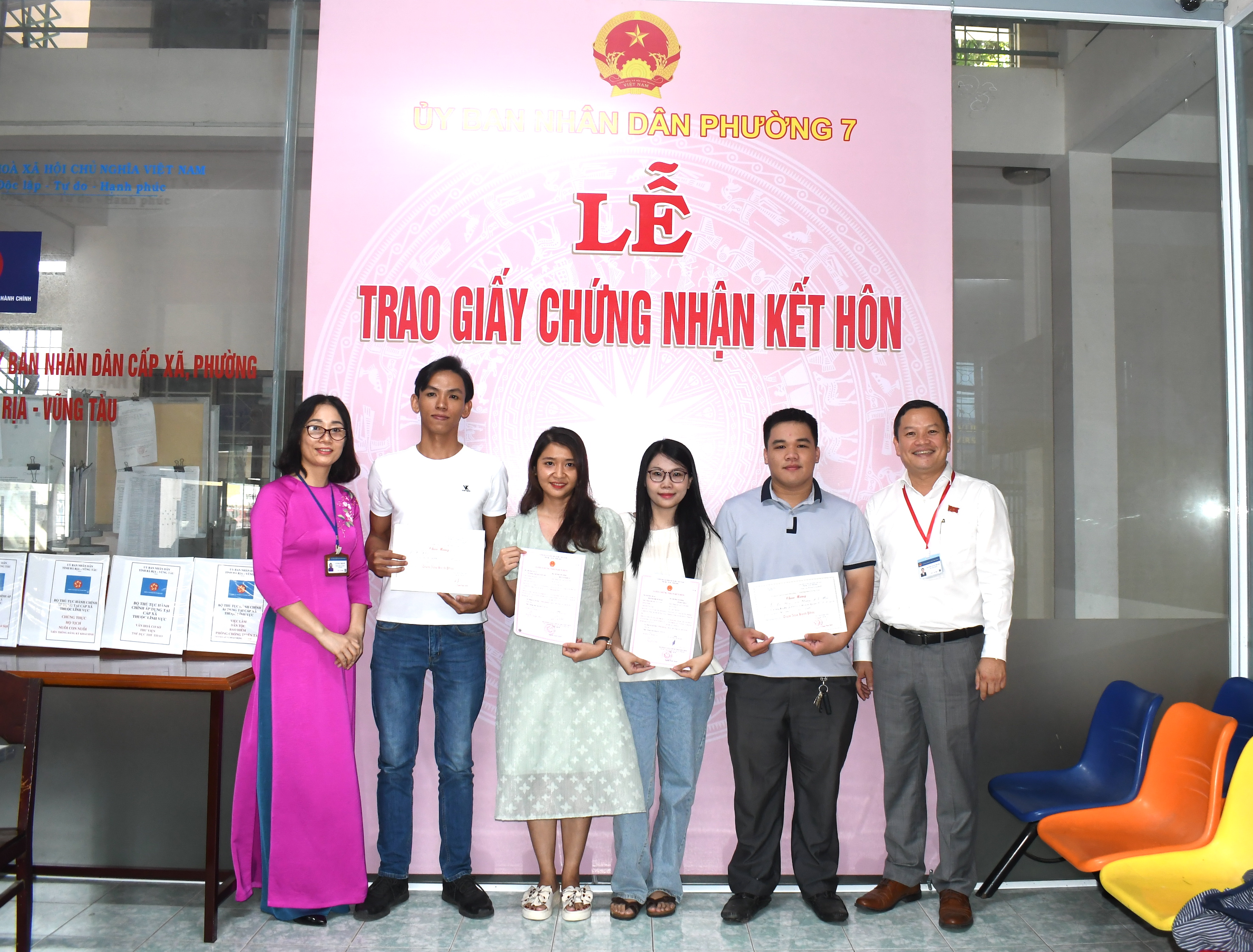 Ông Nguyễn Xuân Thanh, Chủ tịch UBND phường 7, TP. Vũng Tàu trao Giấy chứng nhận đăng ký kết hôn và thư chúc mừng đến 2 cặp vợ chồng.