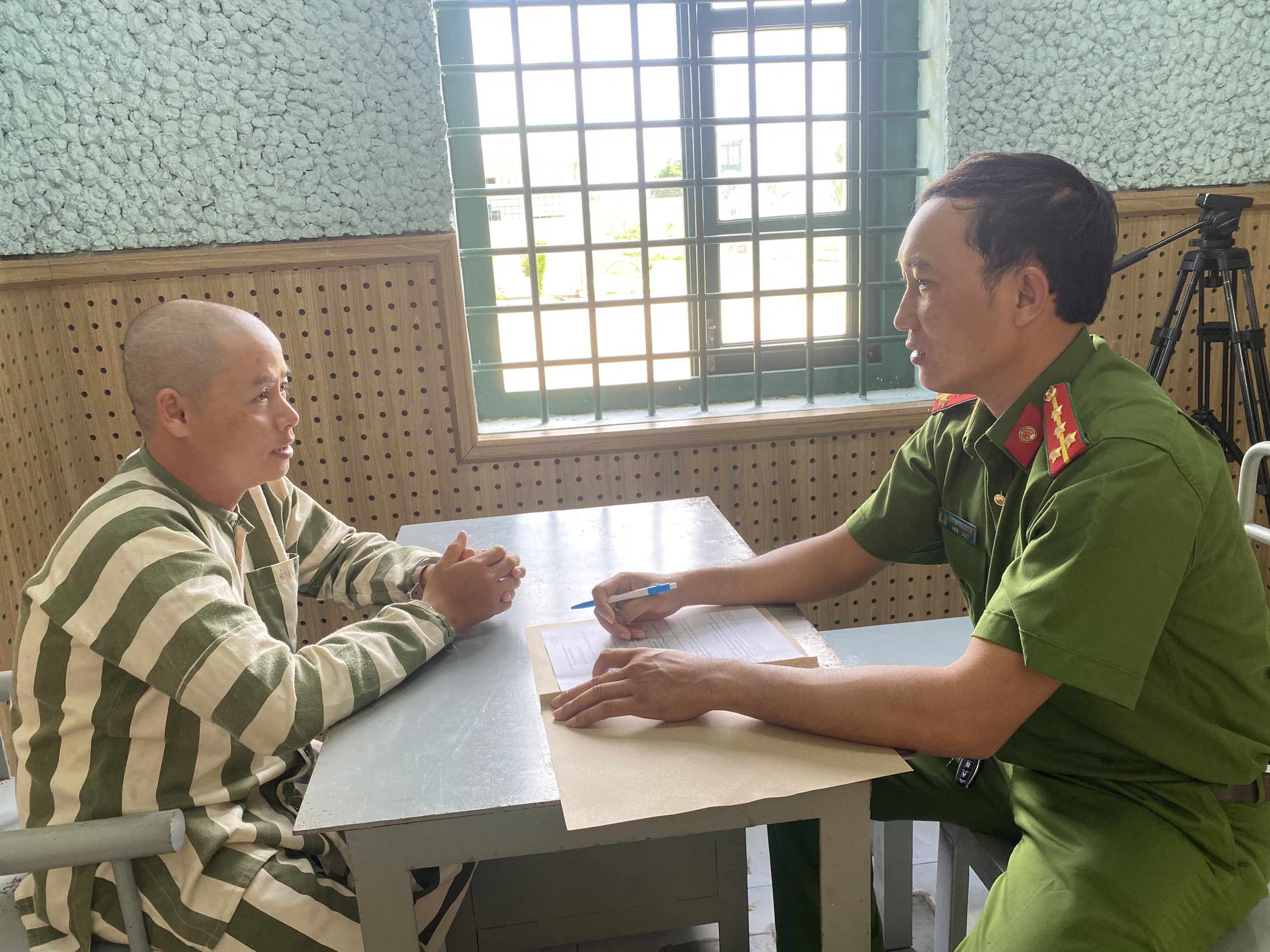 Công an làm việc với đối tượng Tâm và Nghiêm.