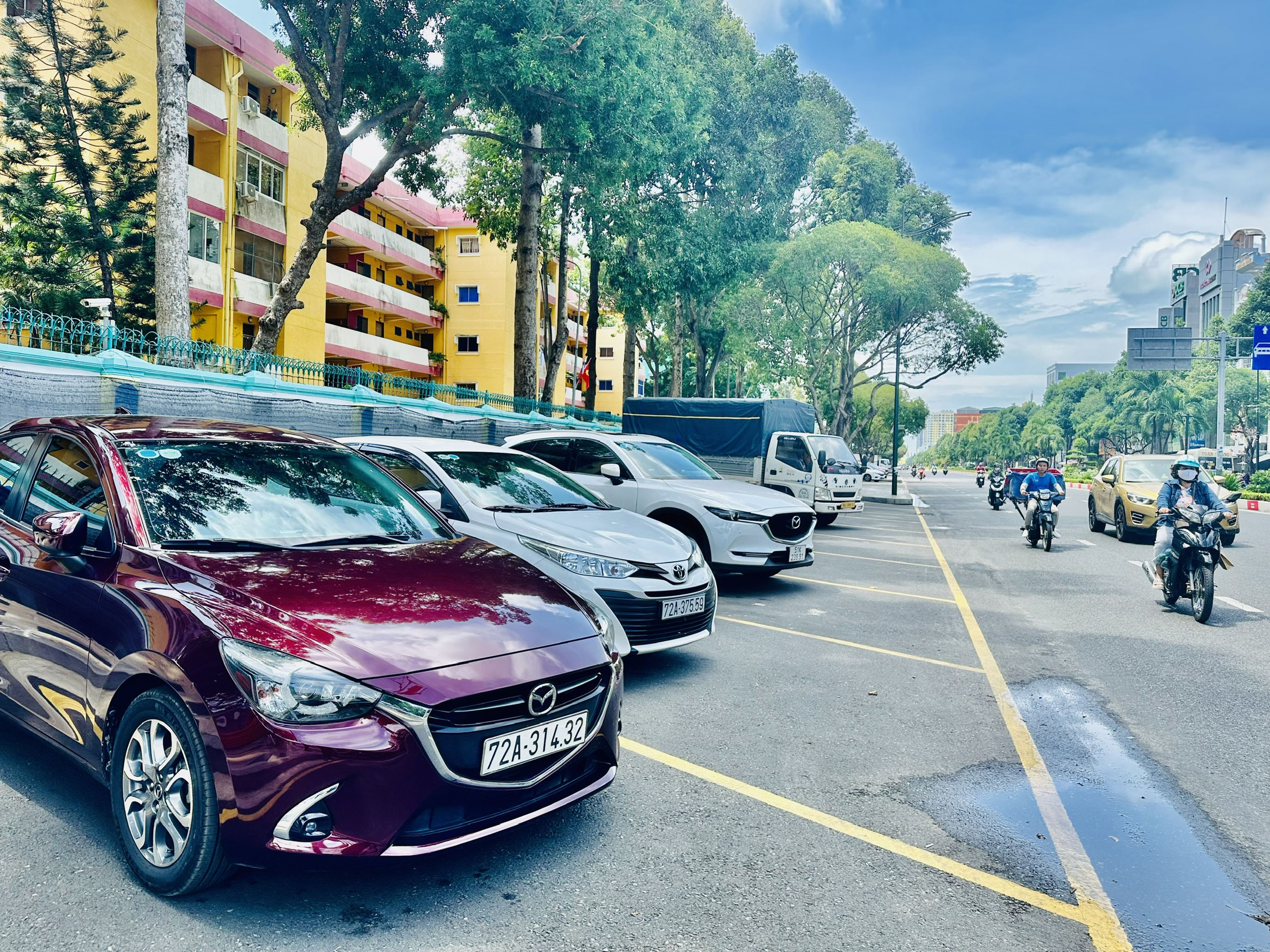Xe ô tô đậu tại vịnh đậu xe có thu phí trên đường Lê Hồng Phong.