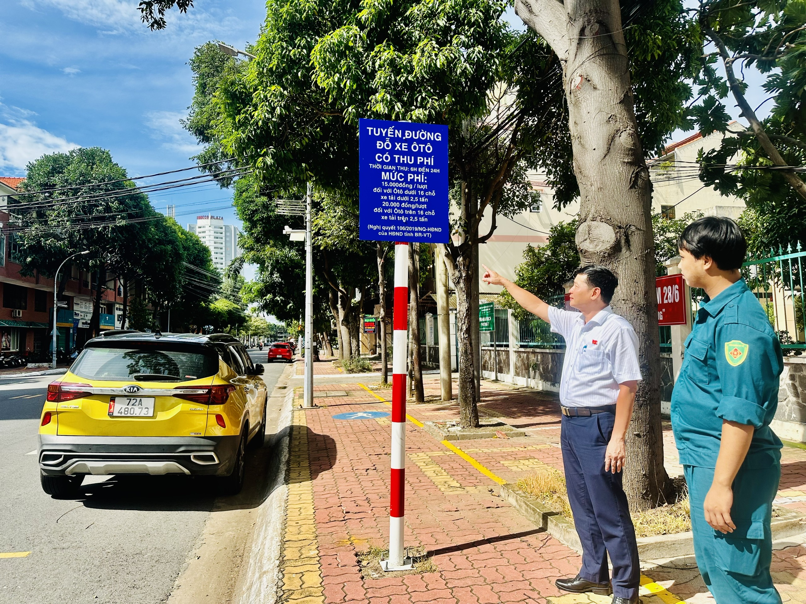 Tuyến đường Trương Văn Bang đã gắn bảng “Tuyến đường đỗ xe có thu phí”. Ảnh: QUANG VŨ