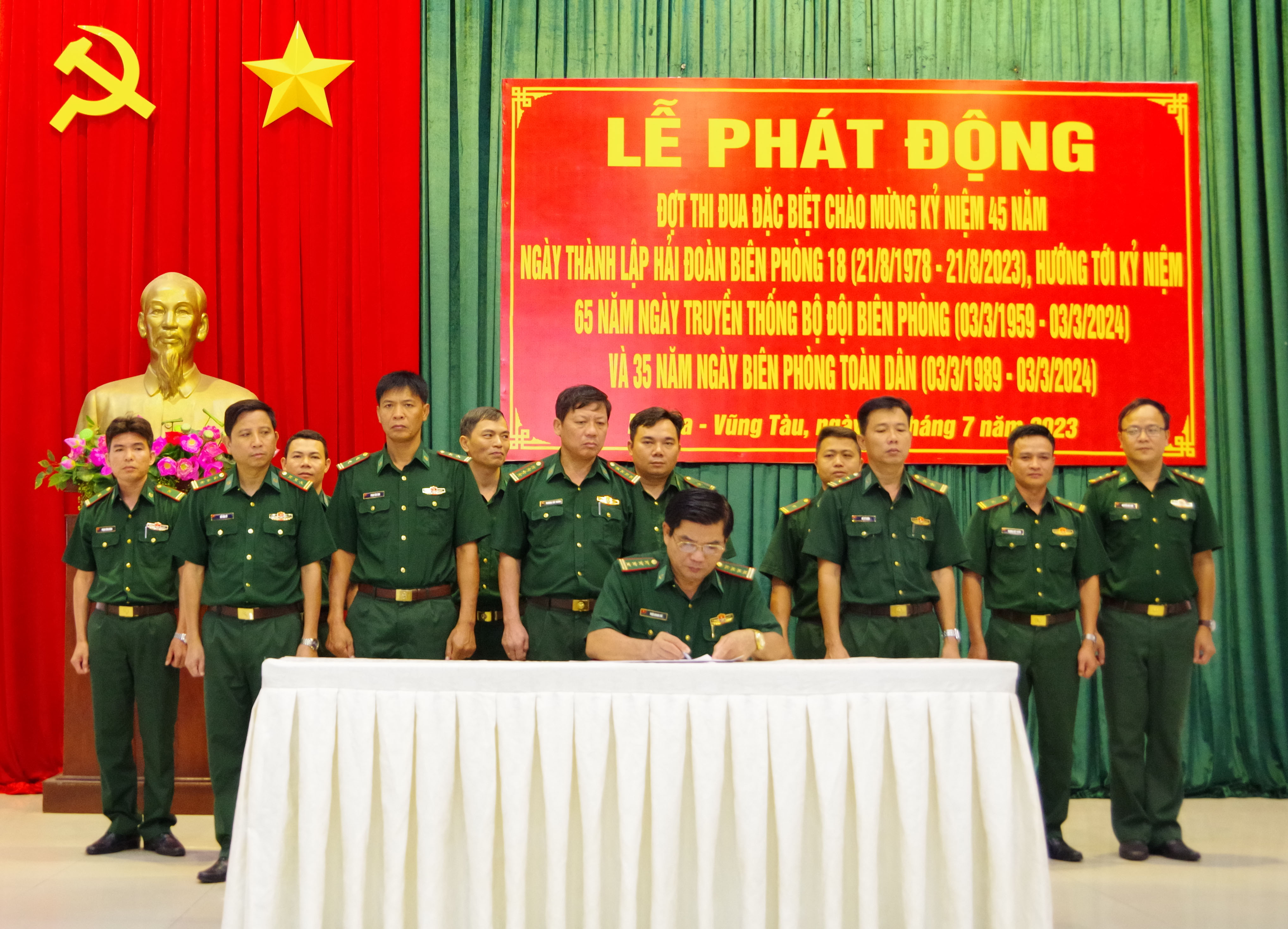 Các cơ quan, đơn vị ký kết giao ước thi đua.