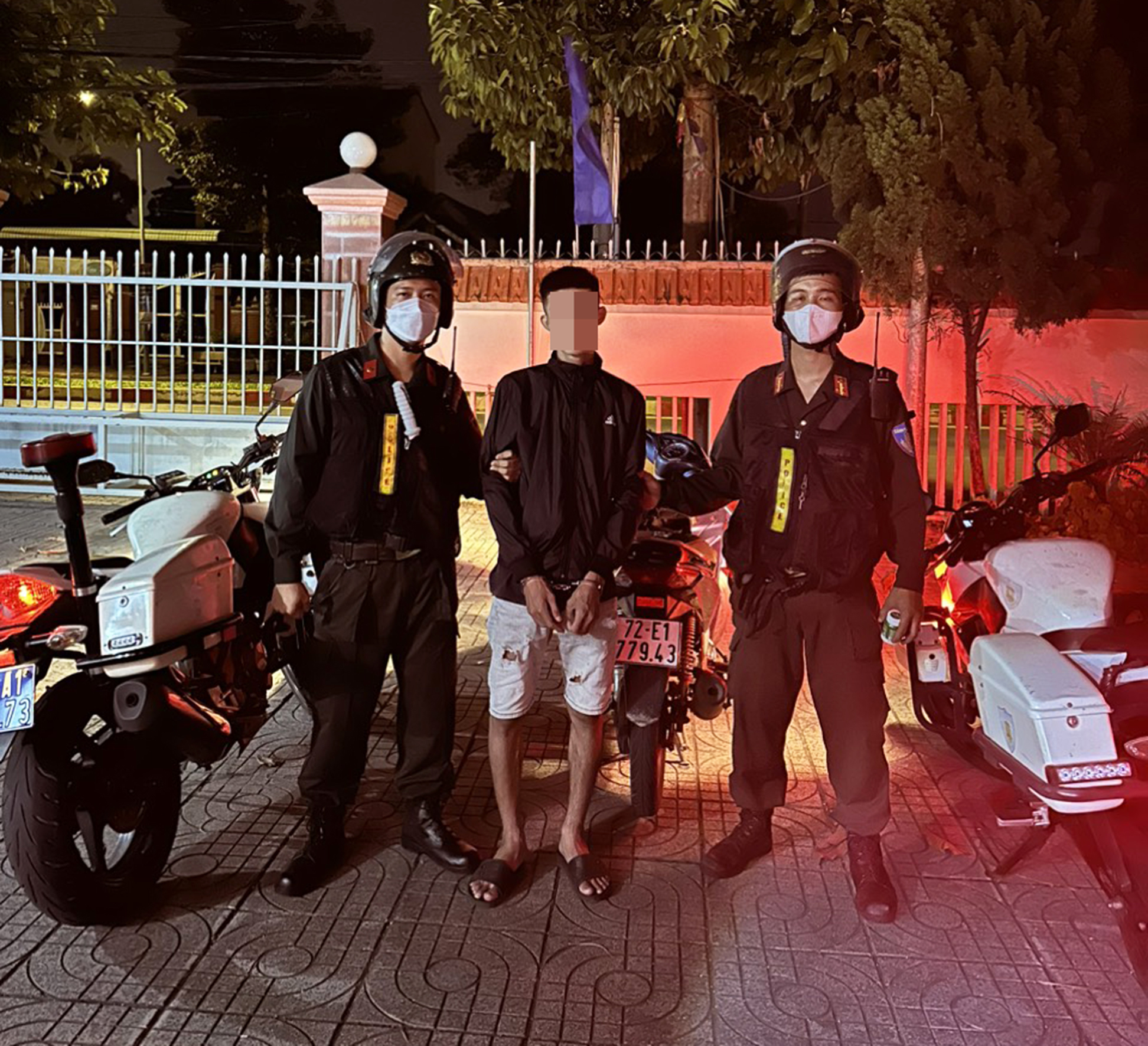 Lực lượng Cảnh sát Cơ động Công an tỉnh bàn giao đối tương Qu.để Công an phường Phú Mỹ tiếp tục điều tra, xử lý theo quy định