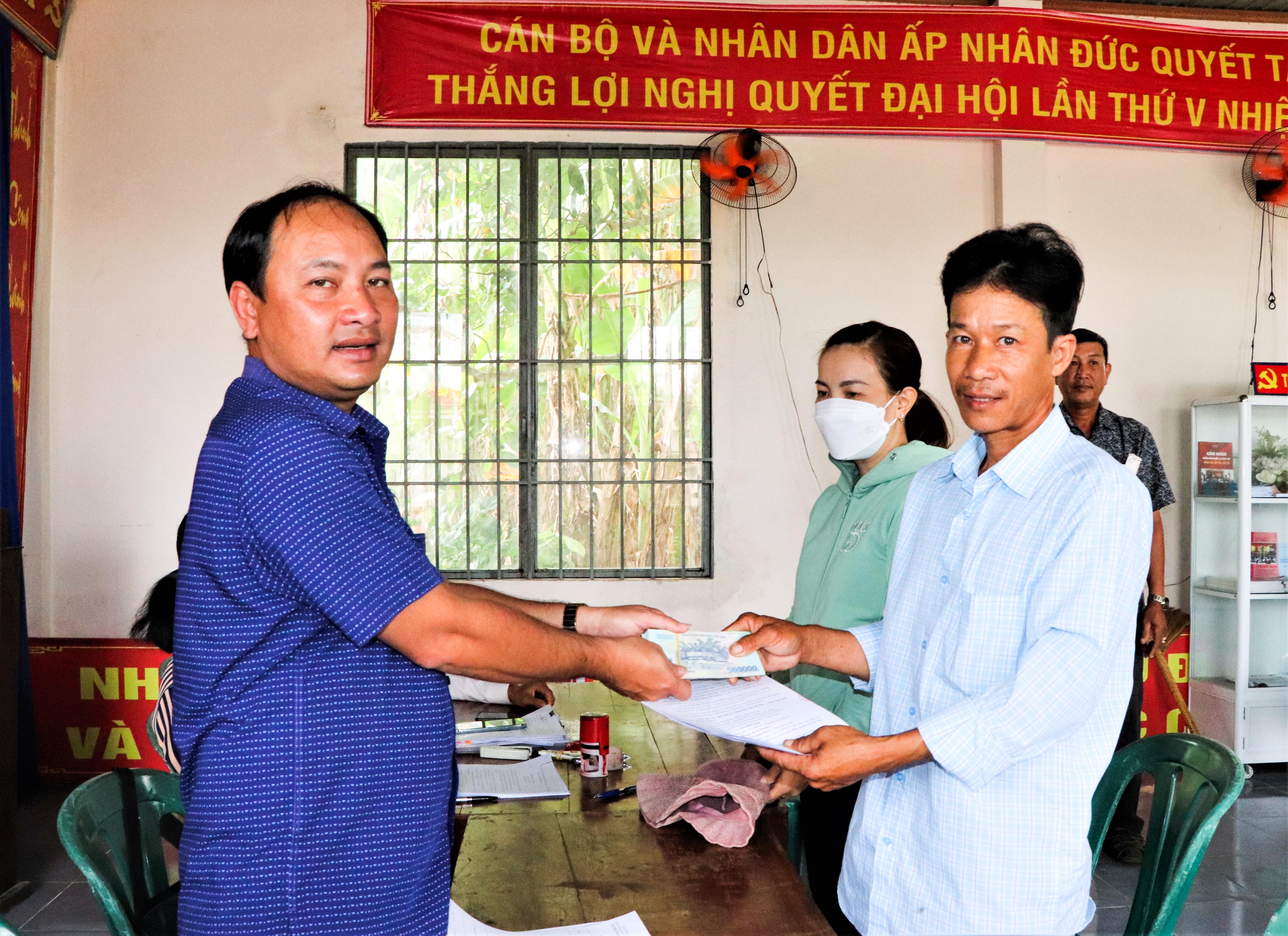 Ông Bùi Đình Nam (bên trái), Phó Giám đốc Quỹ Hỗ trợ nông dân tỉnh trao 50 triệu đồng vốn vay cho hộ hội viên nông dân Vũ Xuân Khoa, ở xã Xuyên Mộc (huyện Xuyên Mộc) để triển khai mô hình nuôi dê sinh sản.