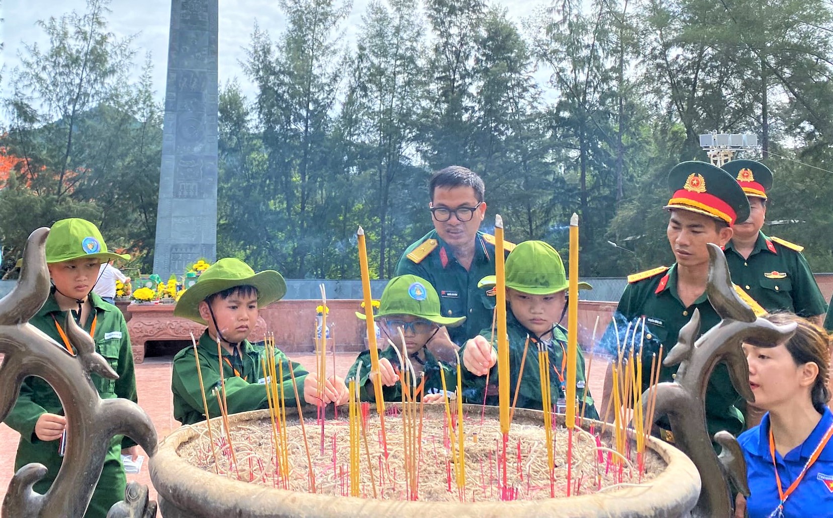 Các “chiến sĩ nhí” thắp nhang tưởng nhớ các anh hùng liệt sĩ tại Nghĩa trang Hàng Dương.
