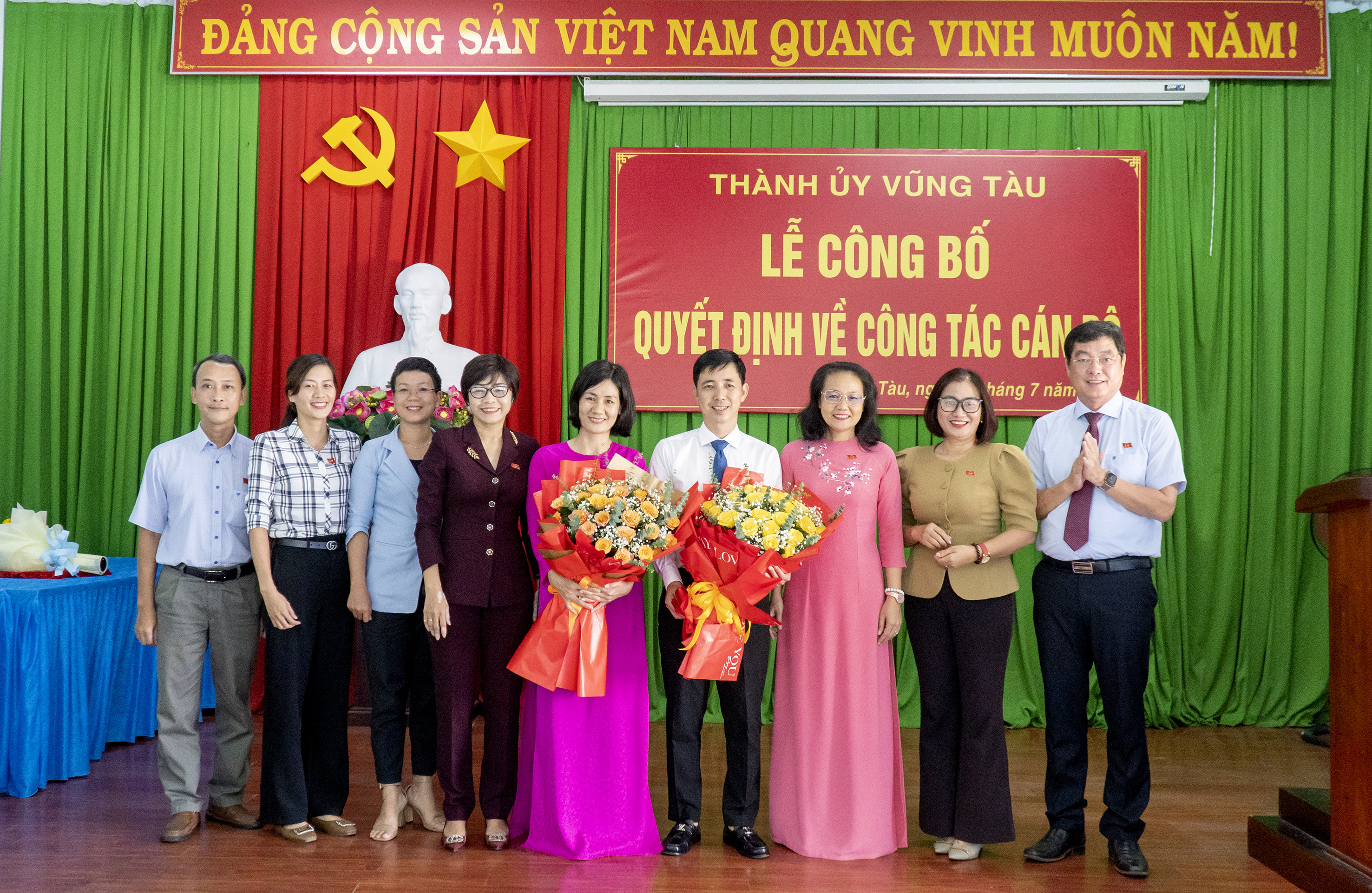 Lãnh đạo Thành ủy Vũng Tàu trao các quyết định và tặng hoa chúc mừng các cán bộ được điều động, luân chuyển.