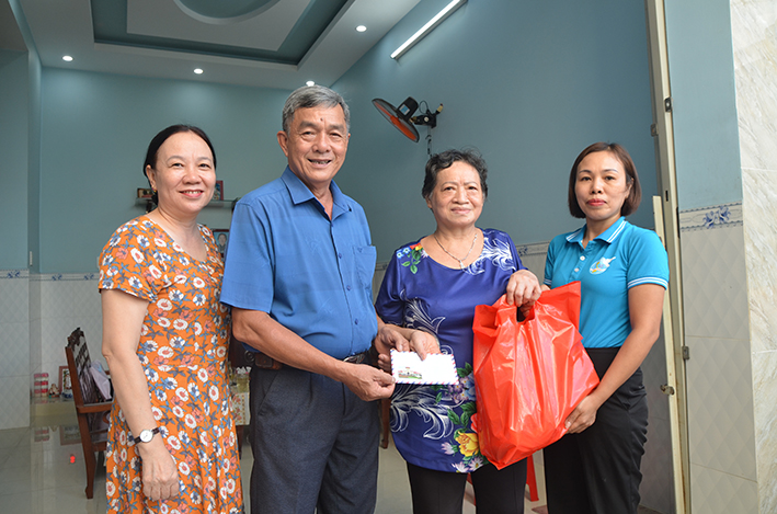 Bà Chu Thị Anh, Chi hội trưởng phụ nữ khu phố 2, phường 7, TP.Vũng Tàu (bìa phải) cùng cán bộ khu phố 2 tặng quà cho bà Nguyễn Thị Hồng (180/57, Nguyễn An Ninh).
