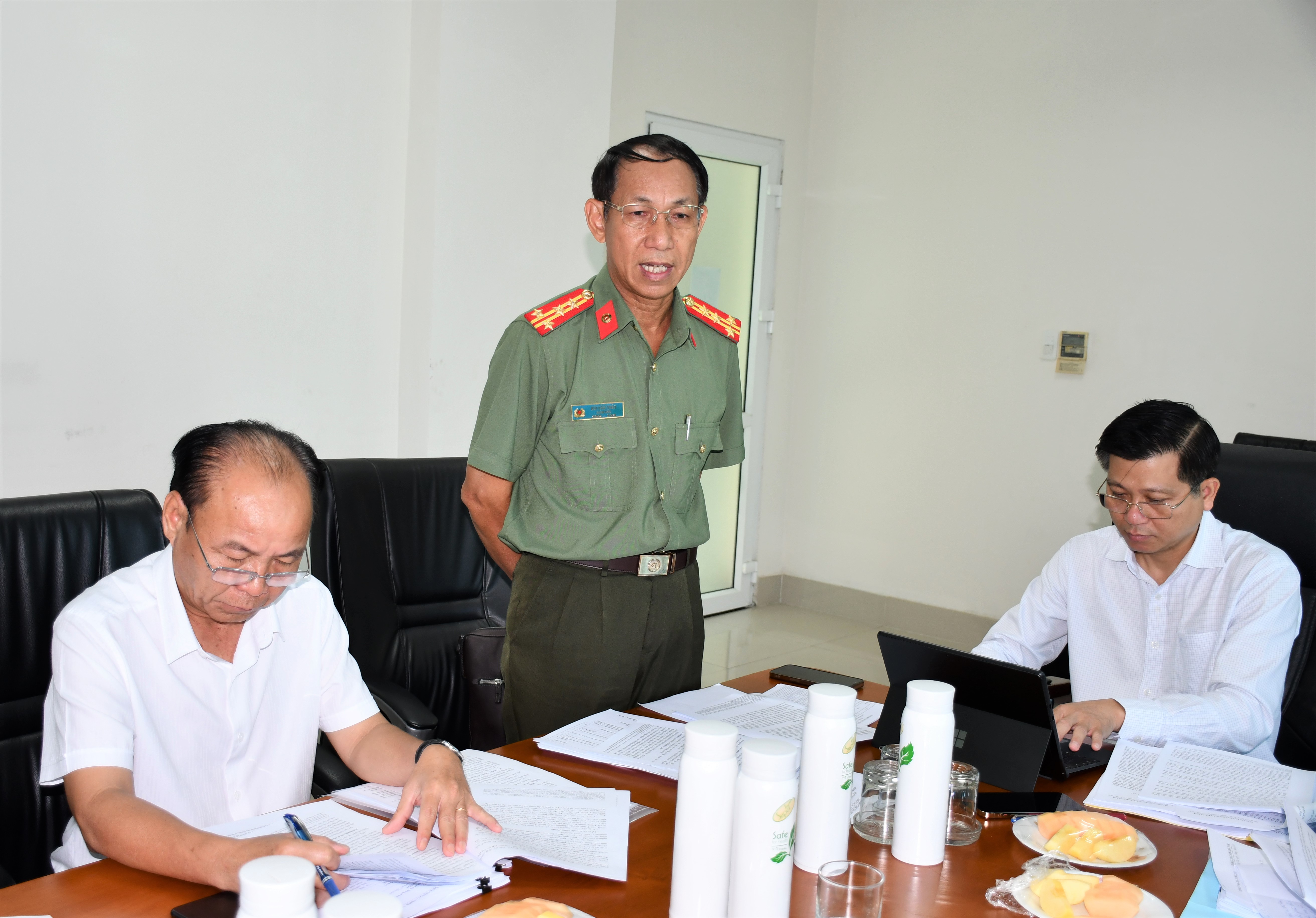 Đại tá Bùi Văn Thảo, Giám đốc Công an tỉnh thông tin về việc đấu tranh, phản bác thông tin xấu, độc hại trên mạng xã hội.