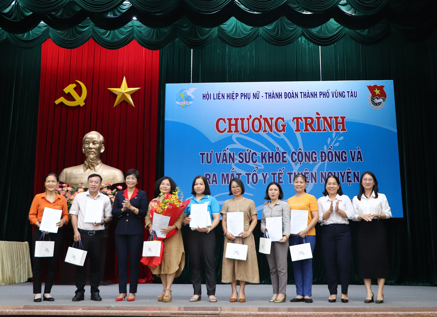 Bà Lê Thị Thanh Bình, Phó Bí thư Thường trực Thành ủy Vũng Tàu; đại diện Hội LHPN TP.Vũng Tàu tặng hoa tới Tổ Y tế thiện nguyện.