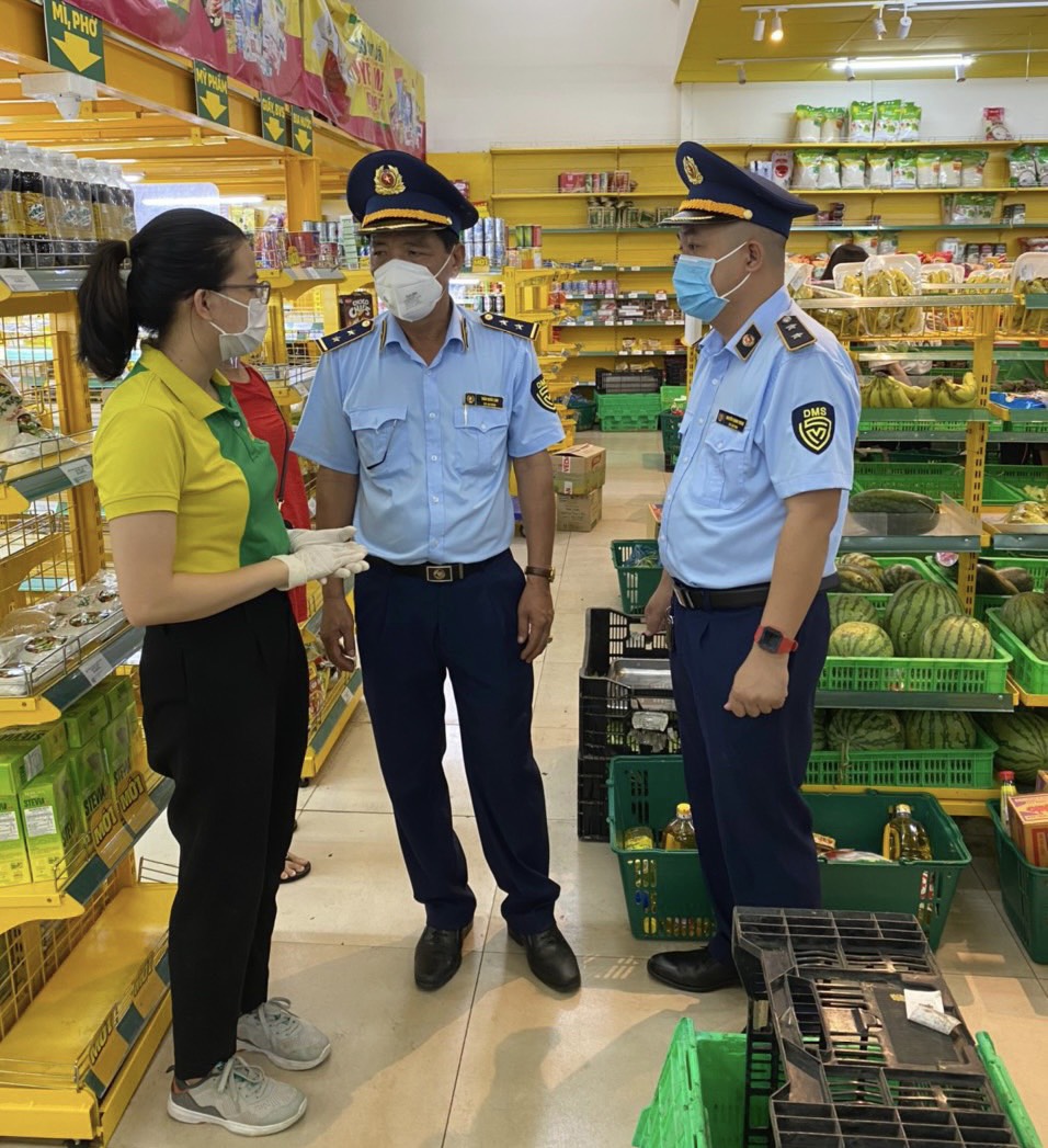 Nhân viên Cục Quản lý thị trường tỉnh kiểm tra  một siêu thị trên địa bàn TP.Vũng Tàu.
