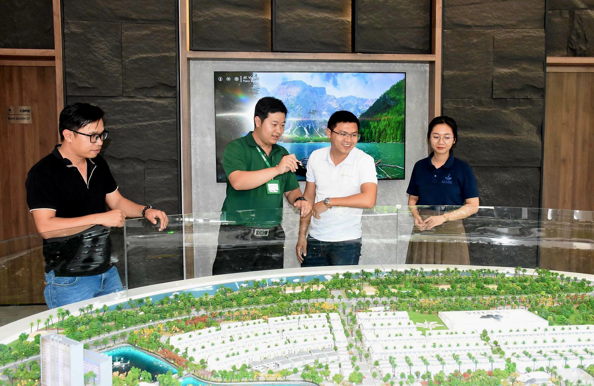 Điều chỉnh giá đất và hệ số giá đất được kỳ vọng sẽ thúc đẩy thị trường bất động sản ấm lên. Trong ảnh: Khách hàng tìm hiểu dự án Lavida Vũng Tàu. 