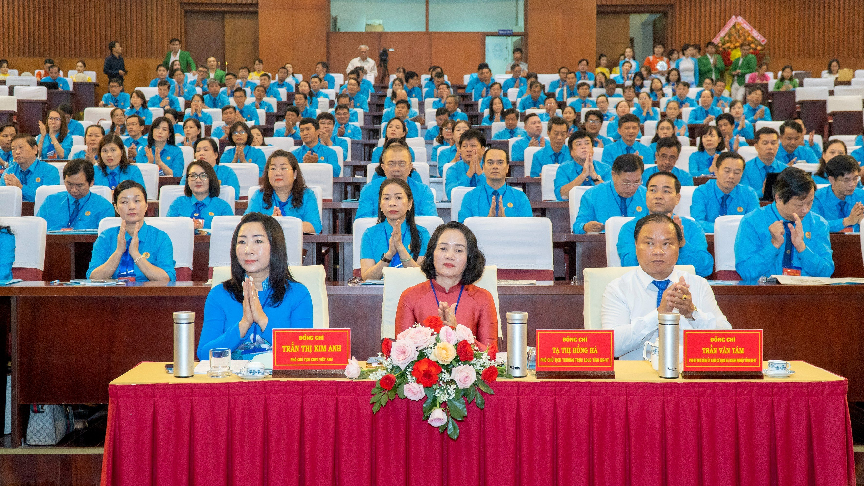 Lãnh đạo Công đoàn Viên chức Việt Nam, LĐLĐ tỉnh, Đảng ủy Khối cơ quan và doanh nghiệp tỉnh tham dự Đại hội.