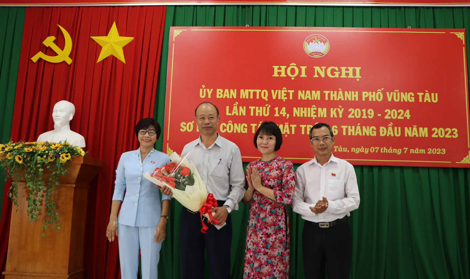 Bà Lê Thị Thanh Bình, Phó Bí thư Thường trực Thành ủy và lãnh đạo Ủy ban MTTQ Việt Nam TP.Vũng Tàu chúc mừng ông Vũ Văn Hùng
