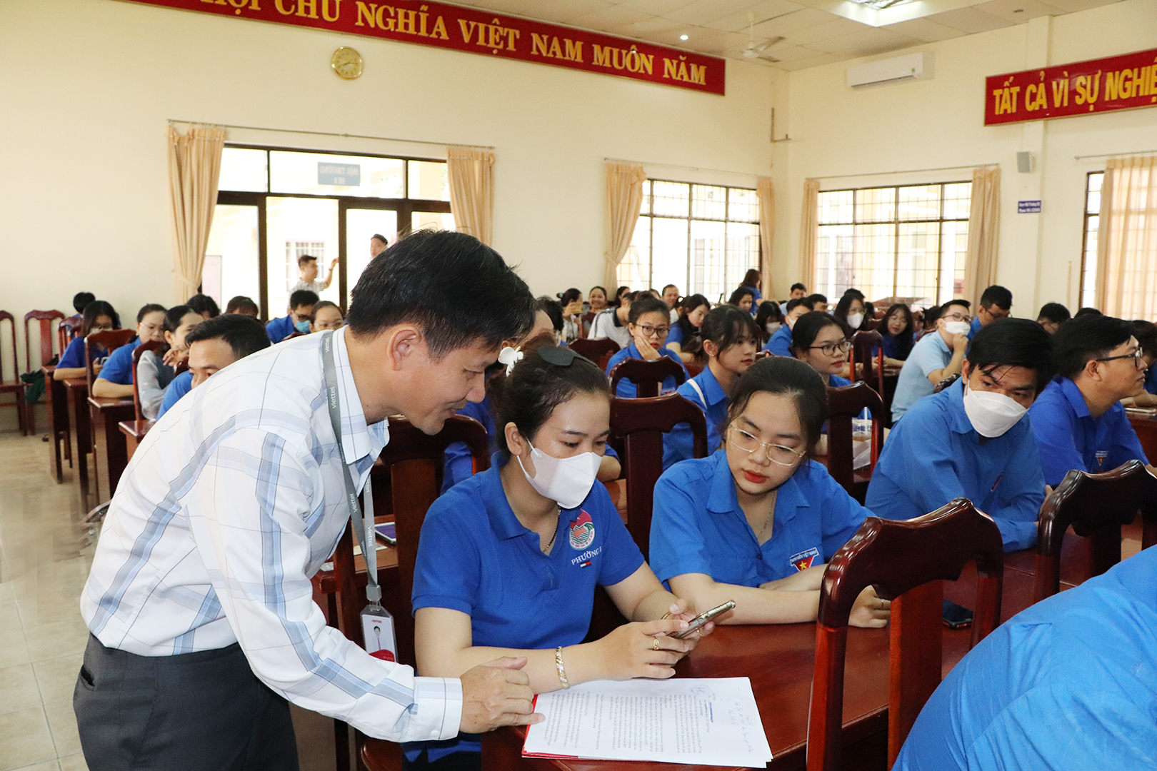 Ông Lê Xuân Khương, cán bộ Viettel Vũng Tàu hướng dẫn ĐVTN cài đặt ứng dụng thanh toán không dùng tiền mặt.