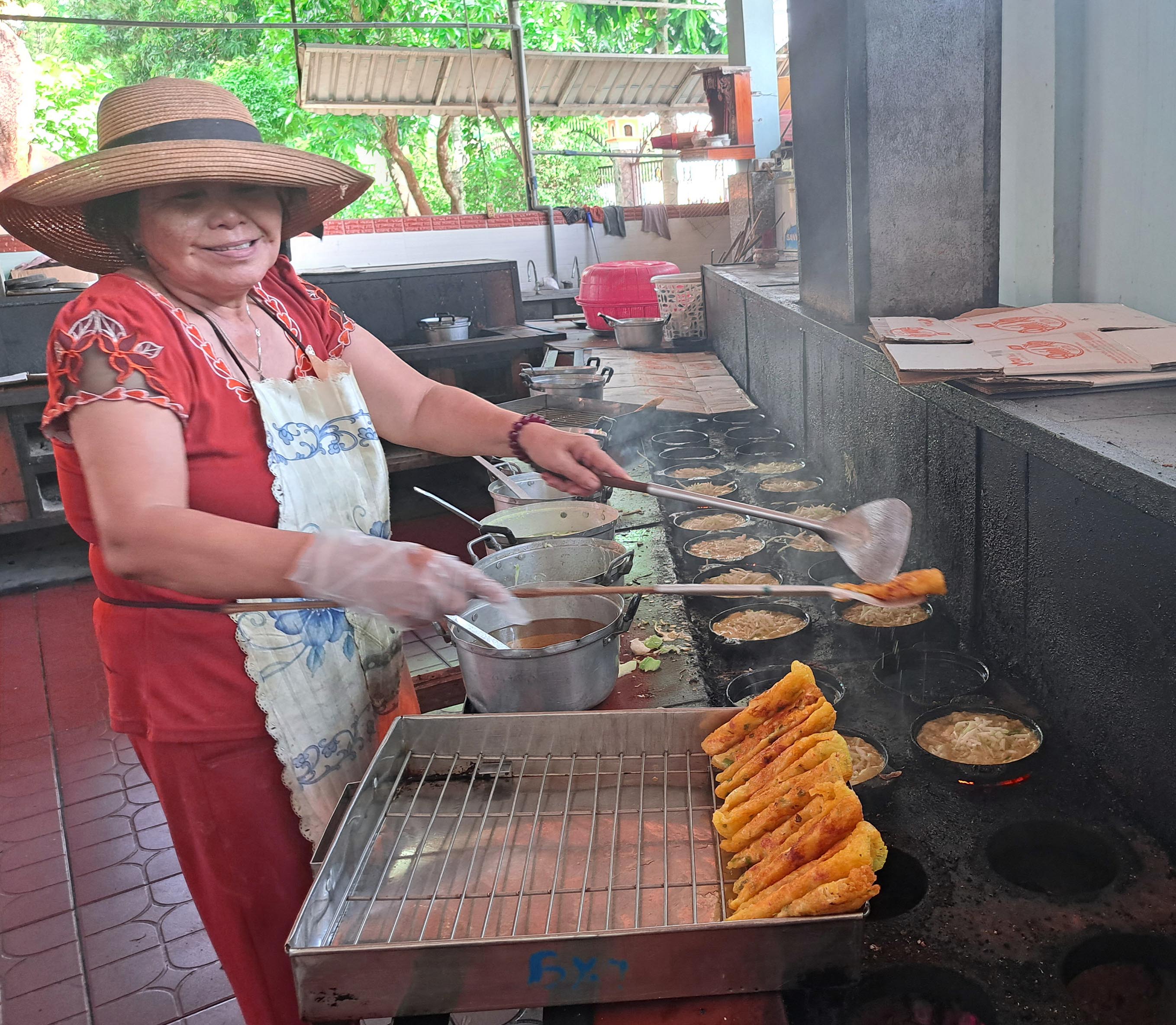 Bà Trần Thị Mẫn đổ bánh xèo mỗi ngày tại Ni viện Thiện Hòa (huyện Tân Thành, TX. Phú Mỹ).
