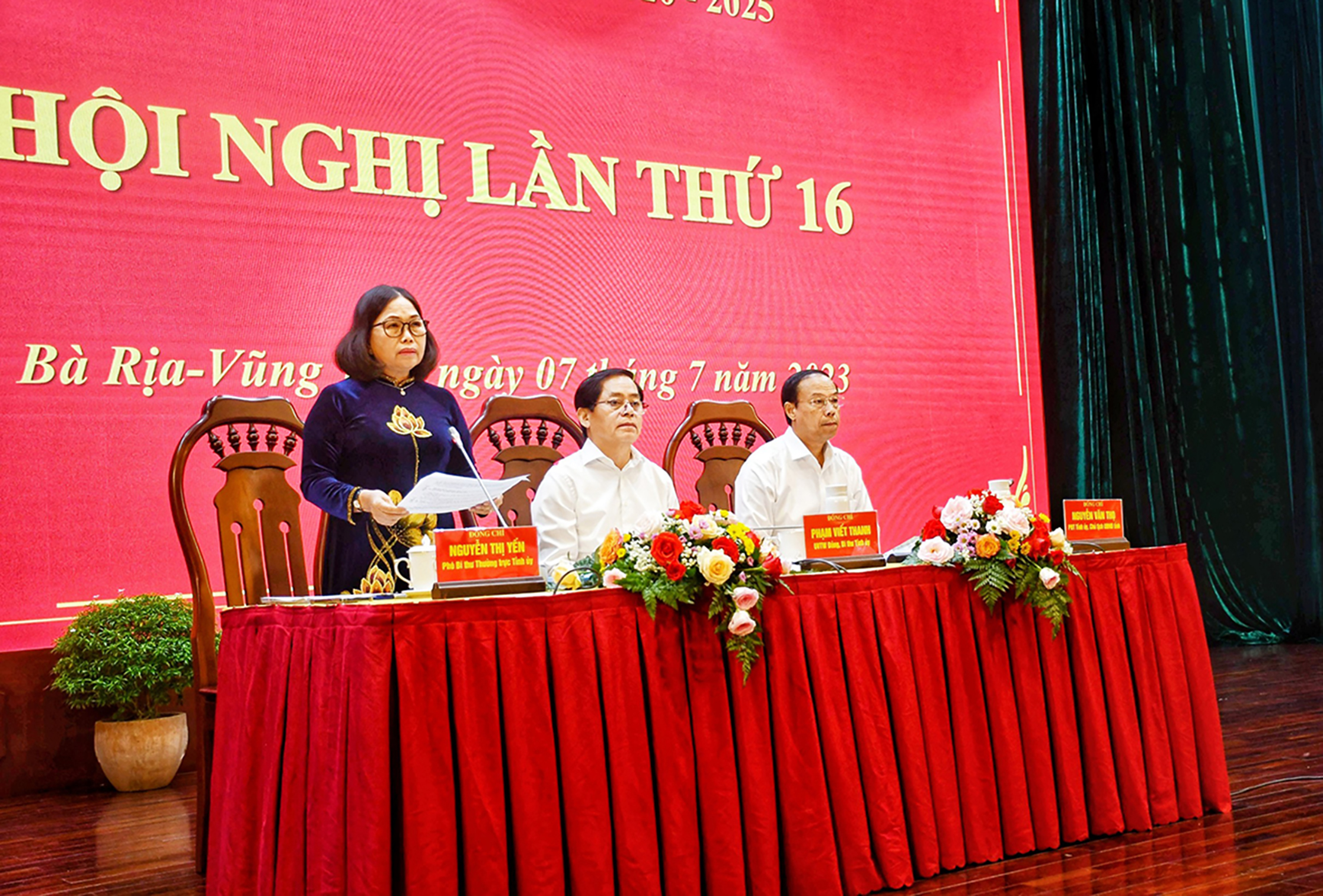 Bà Nguyễn Thị Yến, Phó Bí thư Thường trực Tỉnh ủy, Trưởng Đoàn ĐBQH tỉnh điều hành hội nghị. Ảnh: PHÚC LƯU