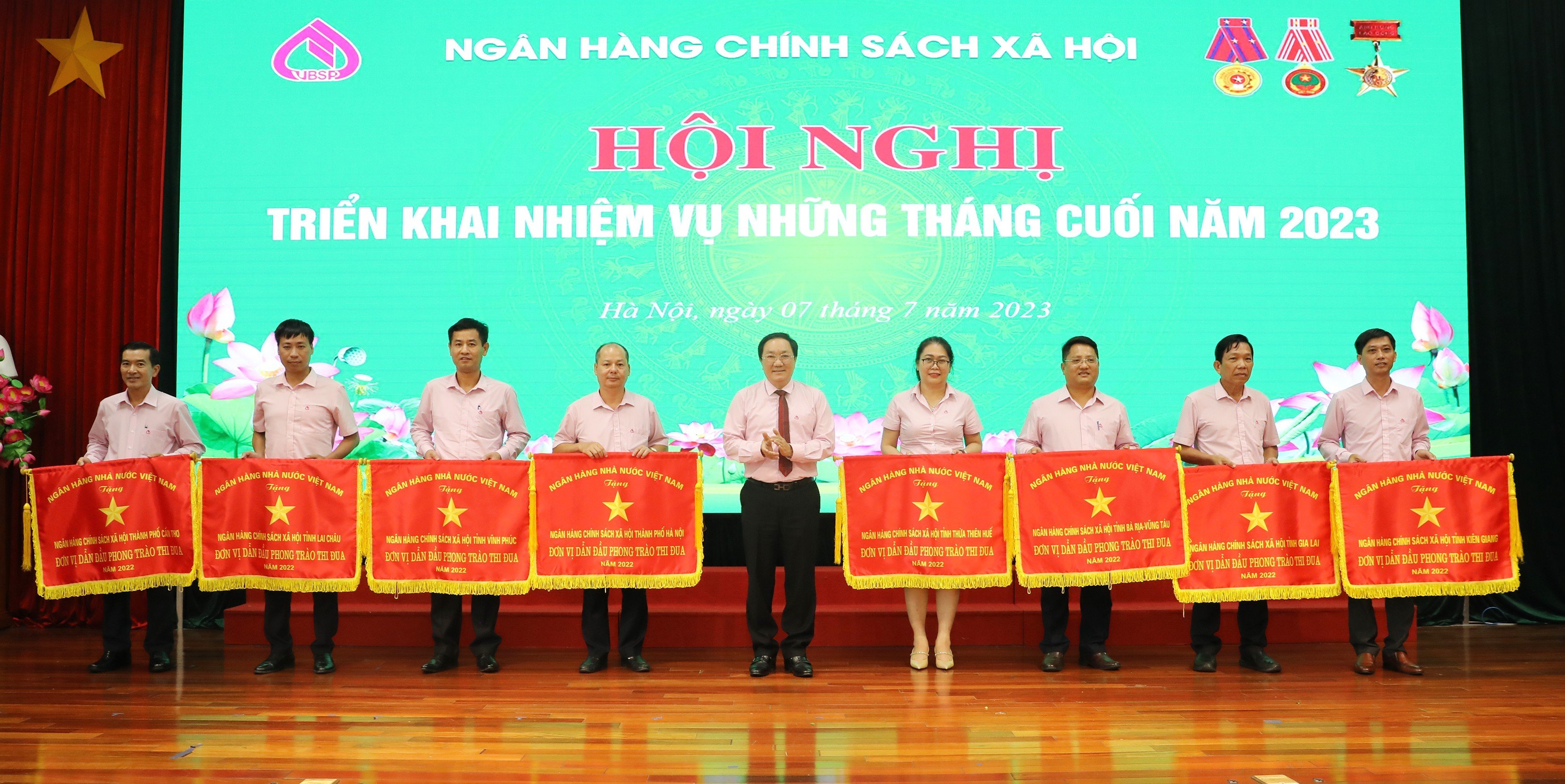 Các chi nhánh nhận cờ thi đua của Ngân hàng CSXH Việt Nam.