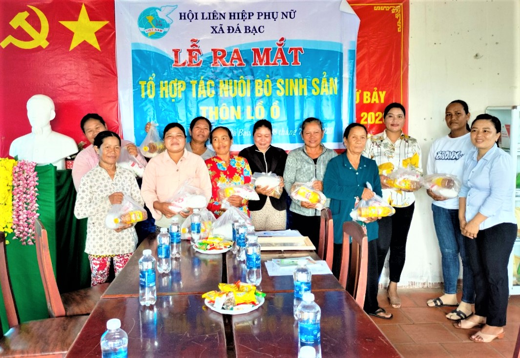 Hội LHPN xã Đá Bạc tặng quà cho các thành viên trong Tổ hợp tác tại lễ ra mắt.