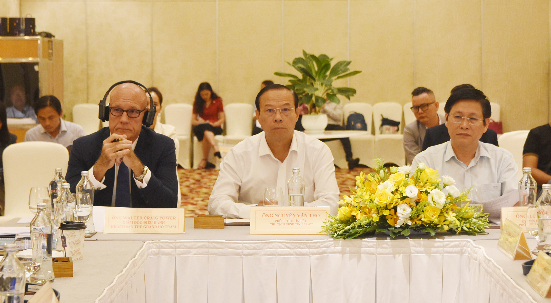 Từ trái qua: Ông Walter Craig Power, Giám đốc điều hành Công ty TNHH Dự án Hồ Tràm; Ông Nguyễn Văn Thọ, Chủ tịch UBND tỉnh và ông Lê Ngọc Khánh, Phó Chủ tịch UBND tỉnh đồng chủ trì tọa đàm.