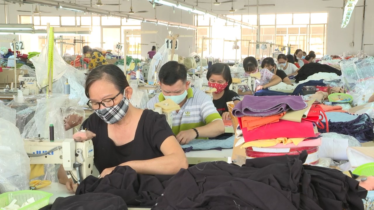 May đồ xuất khẩu tại Công ty may mặc Hikosen Cara.