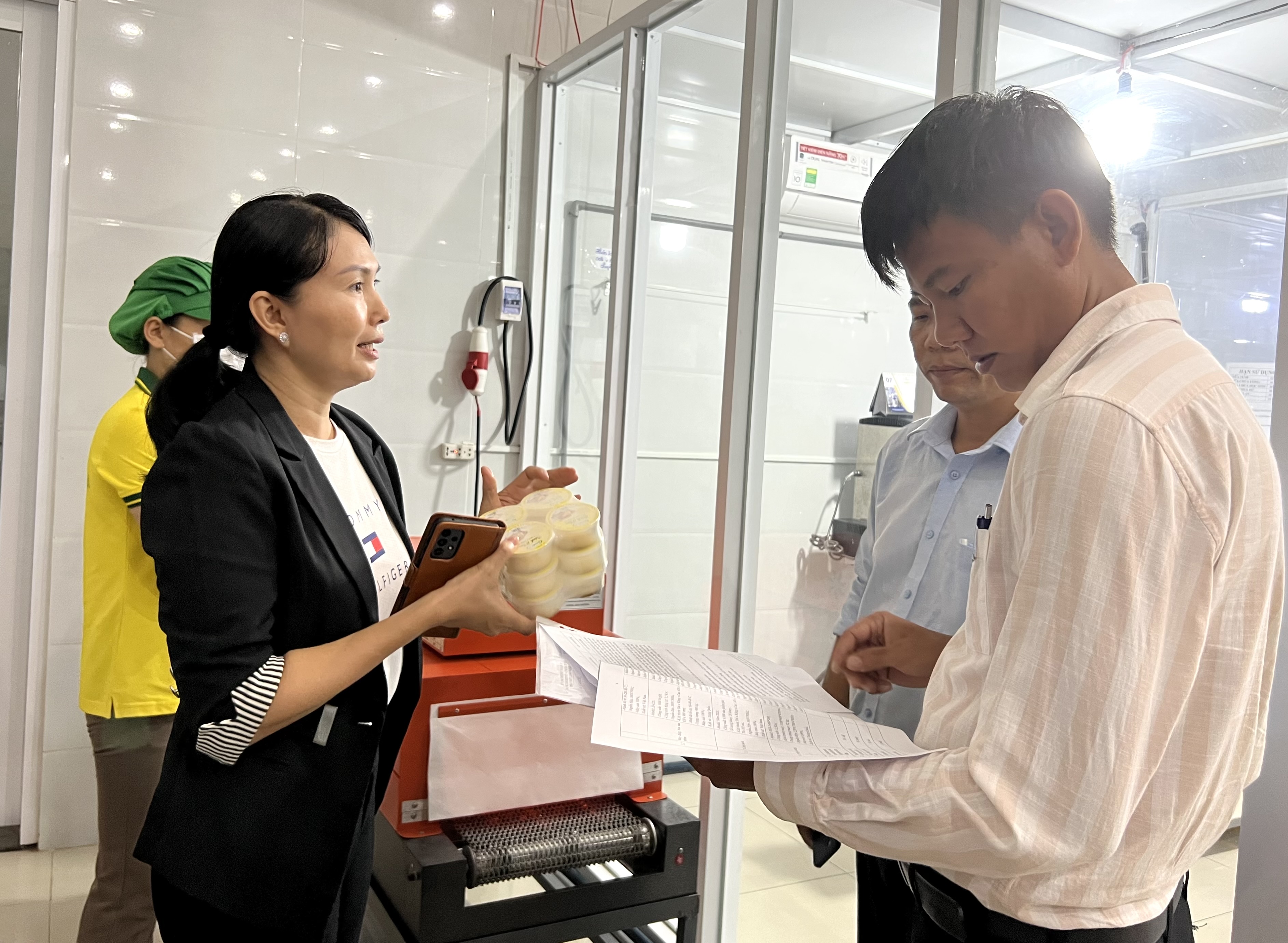 Việc hỗ trợ có trọng tâm, linh hoạt đã giúp chương trình khuyến công địa phương phát huy hiệu quả.  Trong ảnh: Đoàn nghiệm thu chương trình hỗ trợ ứng dụng thiết bị máy móc tiên tiến của Trung tâm Khuyến công và Tư vấn phát triển tỉnh nghiệm thu tại công ty TNHH thực phẩm Long Phước (TP.Bà Rịa).