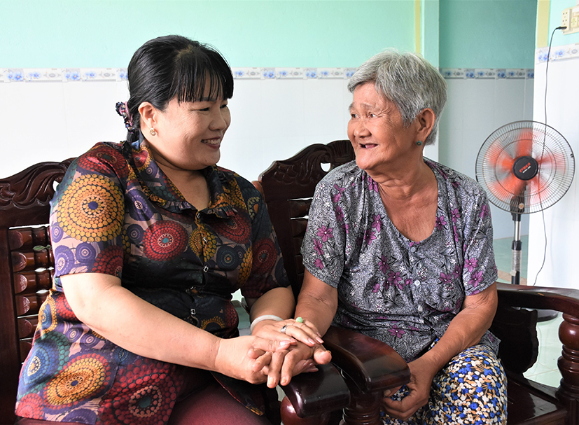 Trong ngôi nhà tình nghĩa được xây tặng năm 2021, bà Trần Thị Sang (bên phải, thôn Hoàng Long, xã Kim Long), thương binh 3/4 vui vẻ kể nhiều câu chuyện vui với khách tới thăm nhà.