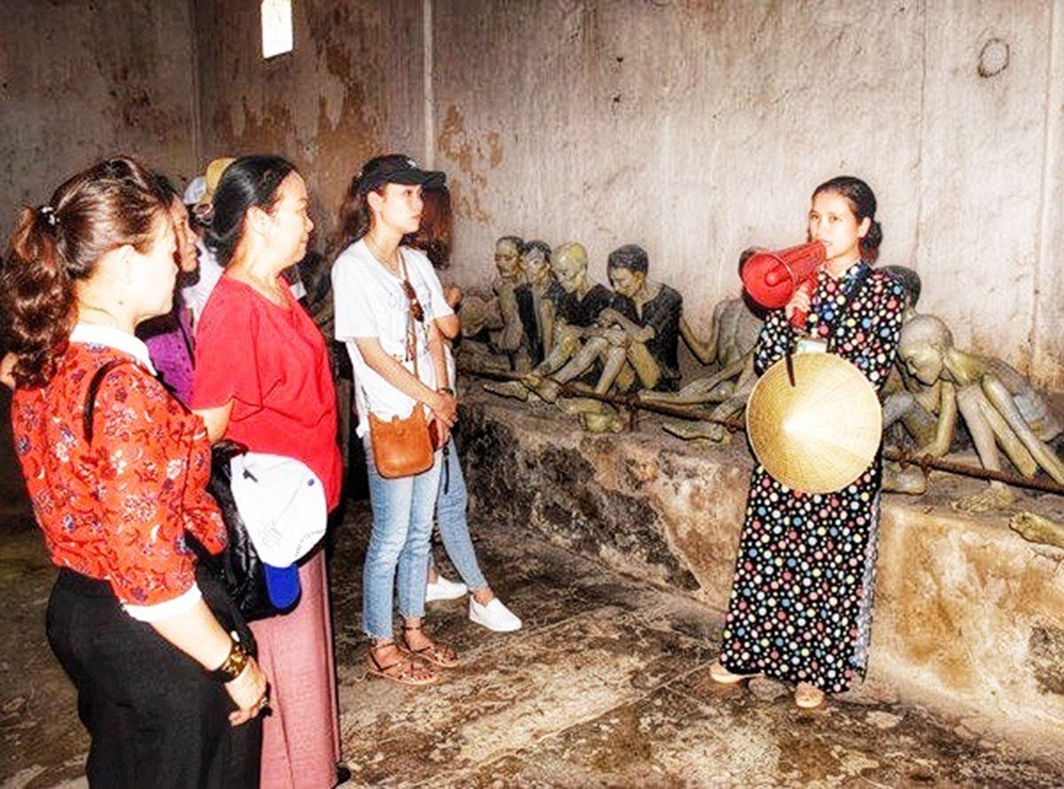 Du khách thăm quan và nghe thuyết minh về sự tra tấn, giam cầm tù nhân tàn bạo tại Trại giam Phú Hải. Ảnh: PHÚC LƯU