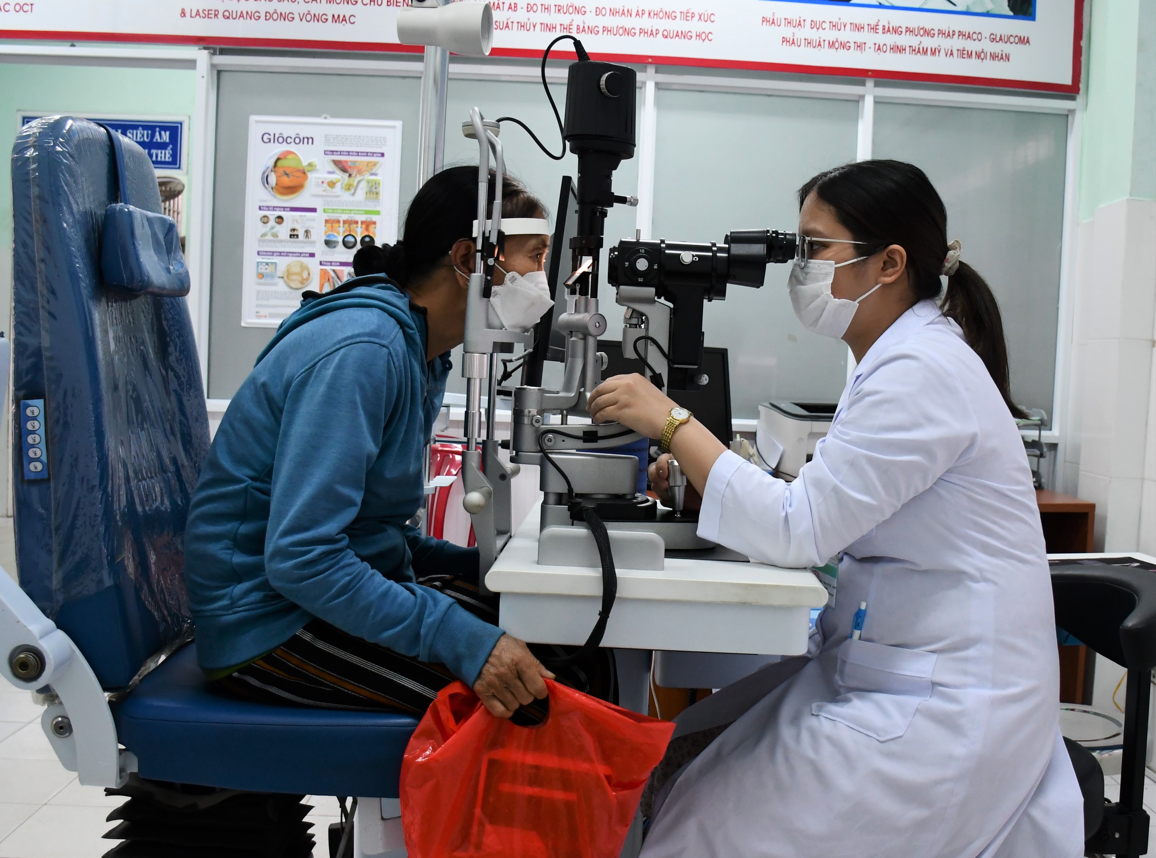 Quản lý và chăm sóc sức khỏe cho người cao tuổi là hoạt động quan trọng, góp phần vào việc nâng cao chất lượng dân số. Trong ảnh: Bác sĩ Bệnh viện Mắt tỉnh khám bệnh cho người dân.