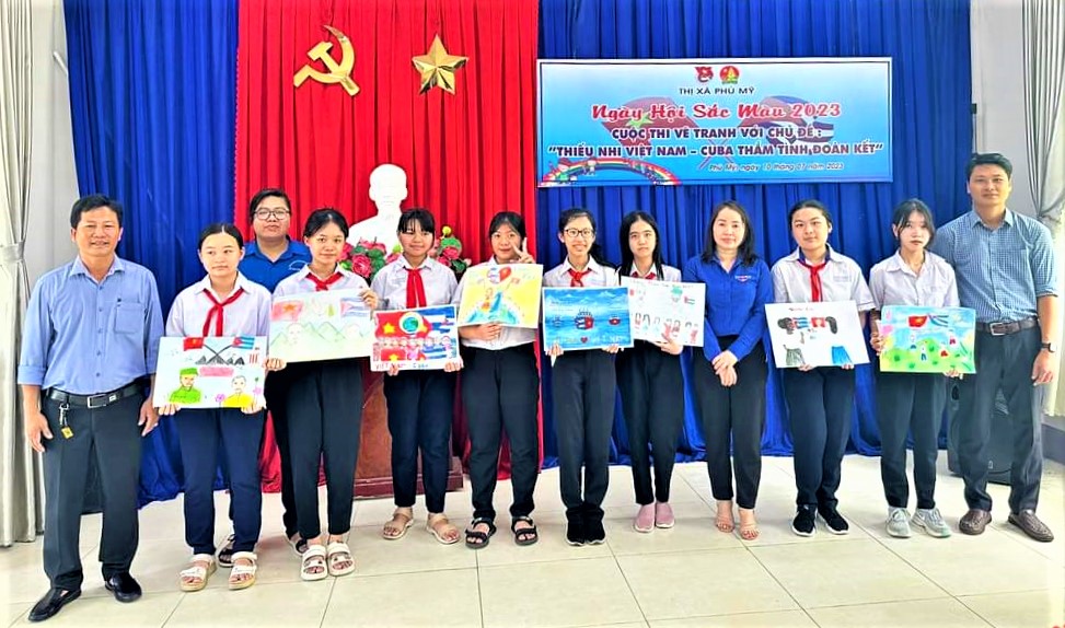 Ban tổ chức trao giải cho các tác phẩm xuất sắc tại hội thi.