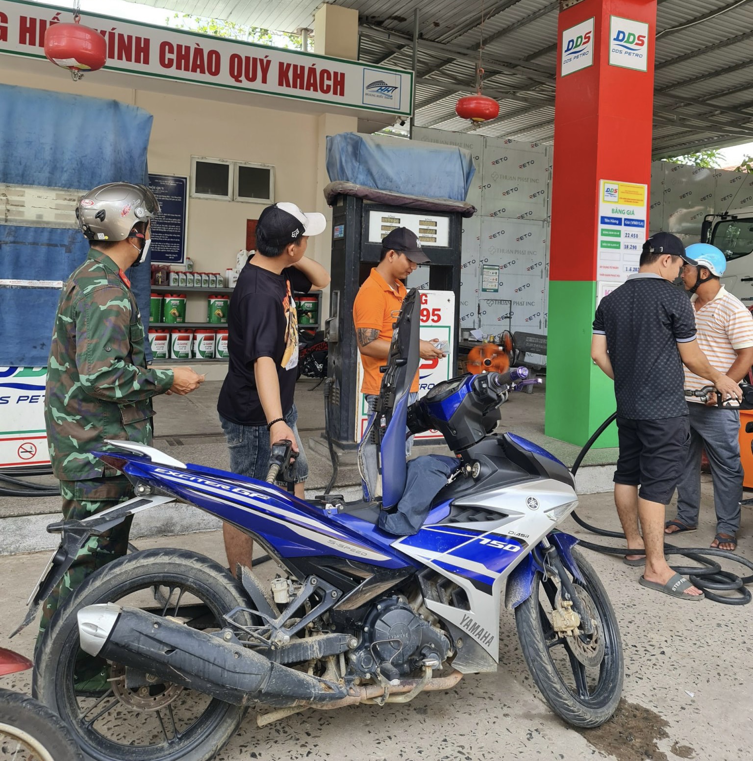 Đến ngày 10/7, hoạt động kinh doanh xăng dầu tại Côn Đảo đã trở lại bình thường. Trong ảnh: Khách đổ xăng tại cây xăng Huyện đội Côn Đảo.