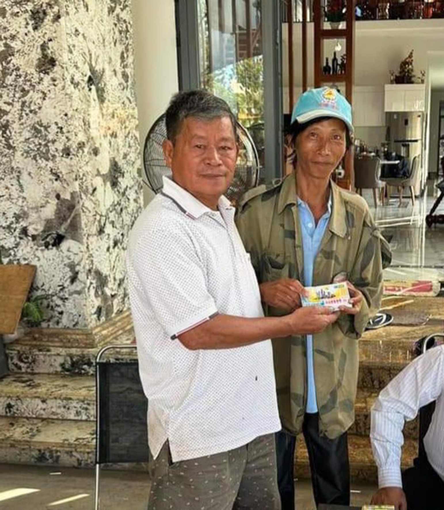 Trao trả lại vé số cho người đánh rơi. (Ảnh: Thanh Thảo)