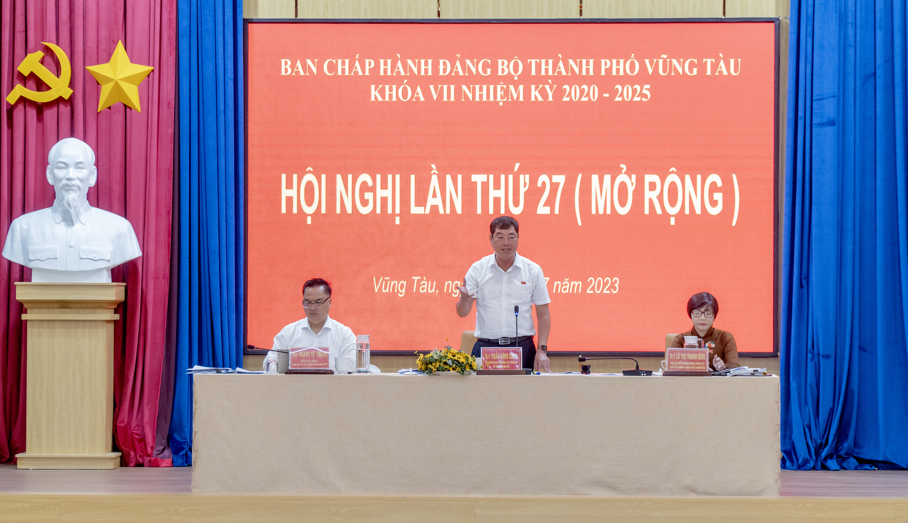 Lãnh đạo Thành ủy, HĐND, UBND TP. Vũng Tàu, chủ trì và điều hành chất vấn, trả lời chất vấn tại hội nghị.