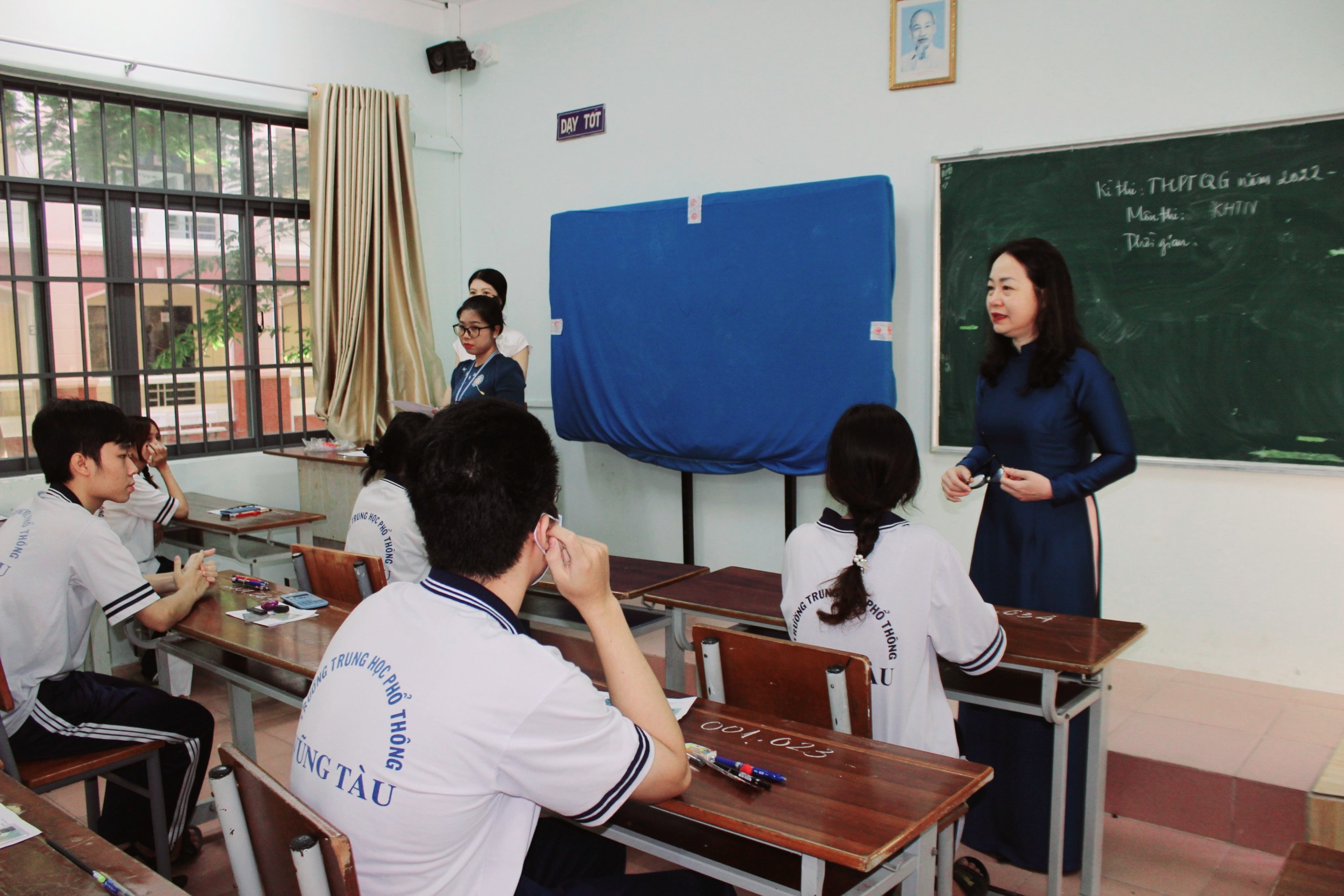 Bà Trần Thị Ngọc Châu động viên, nhắc nhở thí sinh chấp hành nghiêm quy chế  tại điểm thi THPT Vũng Tàu (TP.Vũng Tàu).
