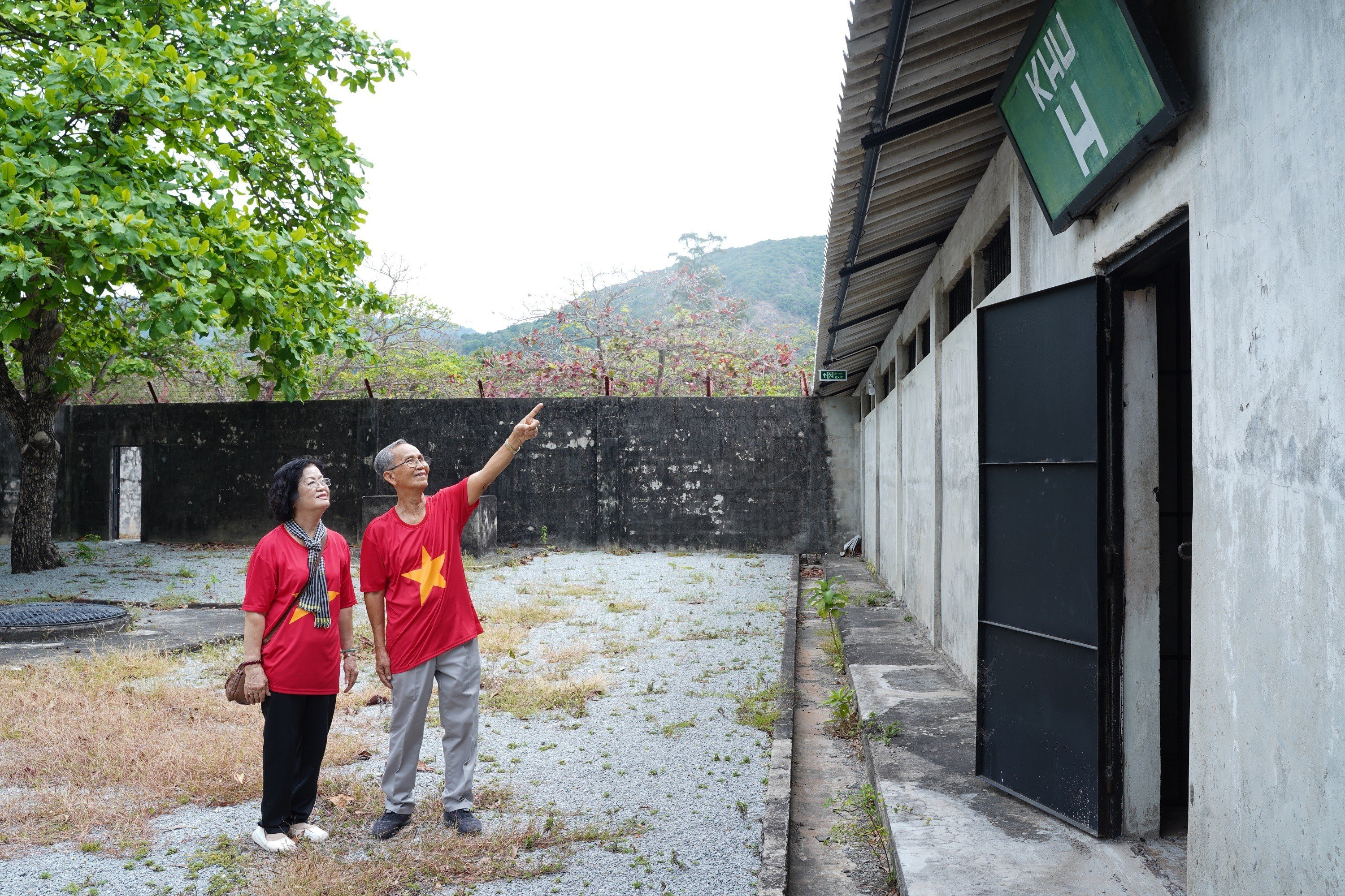 Anh hùng Lực lượng vũ trang Nhân dân Võ Văn Em cùng vợ là bà Đặng Thị Nga (đều là cựu tù chính trị Côn Đảo) thăm lại Khu H, Trại Phú Bình hay còn gọi là Chuồng cọp kiểu Mỹ, nơi từng giam giữ ông Võ Văn Em.  Ảnh: MẠNH CƯỜNG