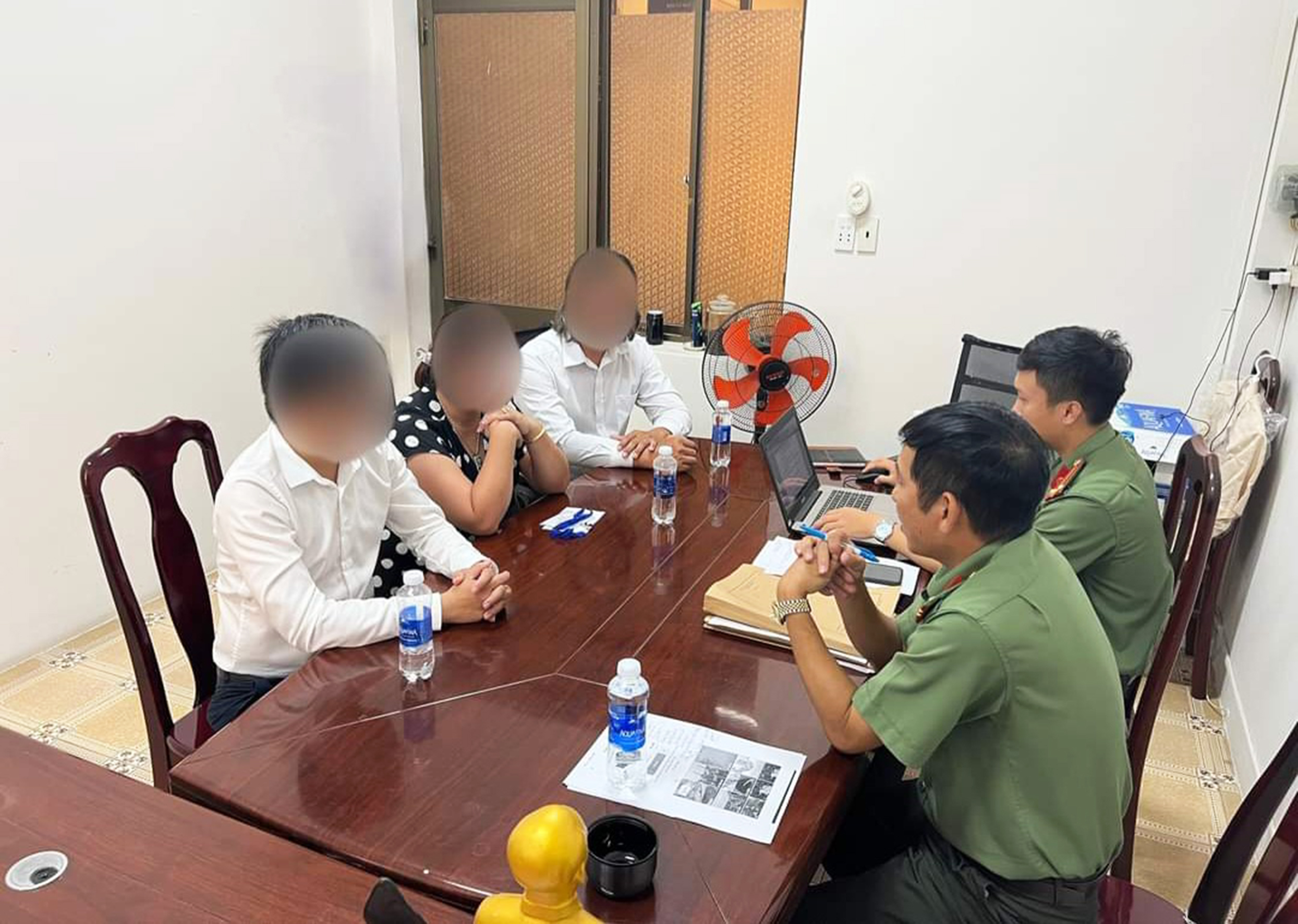 Công an TX.Phú Mỹ làm việc với bà X.và 2 luật sư. (Ảnh: Công an TX.Phú Mỹ)