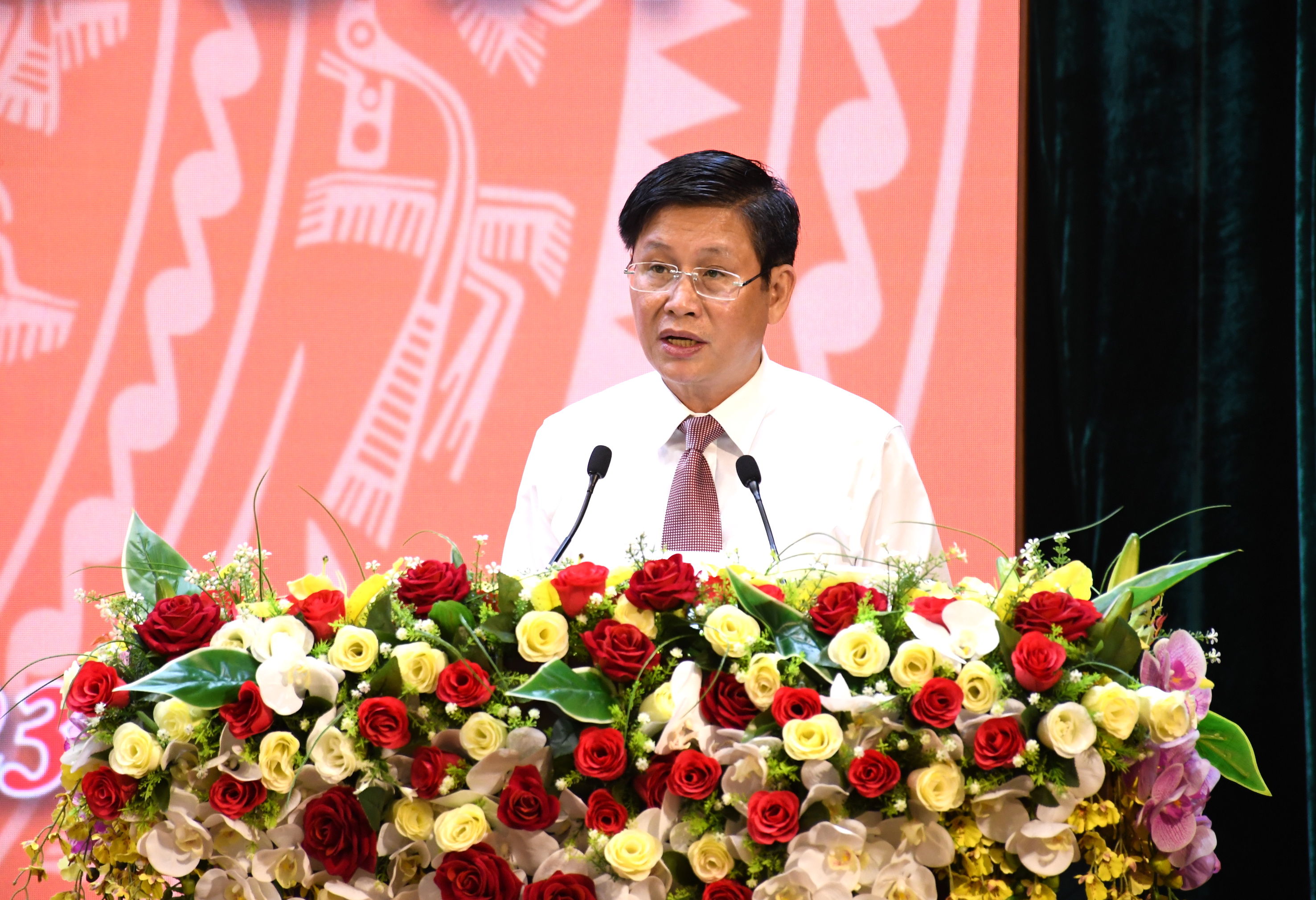 Ông Lê Ngọc Khánh, Phó Chủ tịch UBND tỉnh trình bày 9 Tờ trình về tài chính, ngân sách, đất đai, xây dựng. 