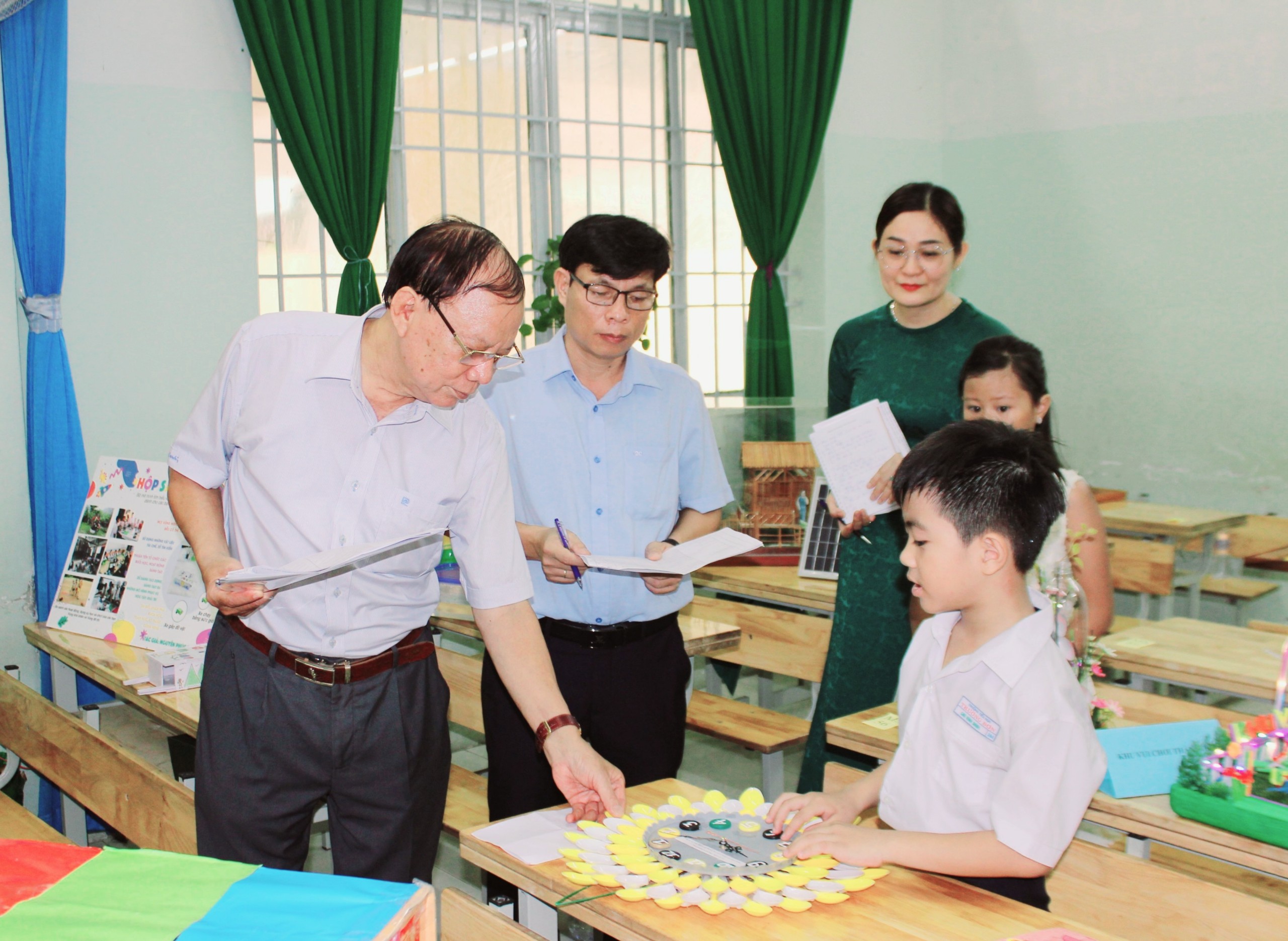 Hội đồng chấm các sản phẩm, mô hình của HS cấp Tiểu học.