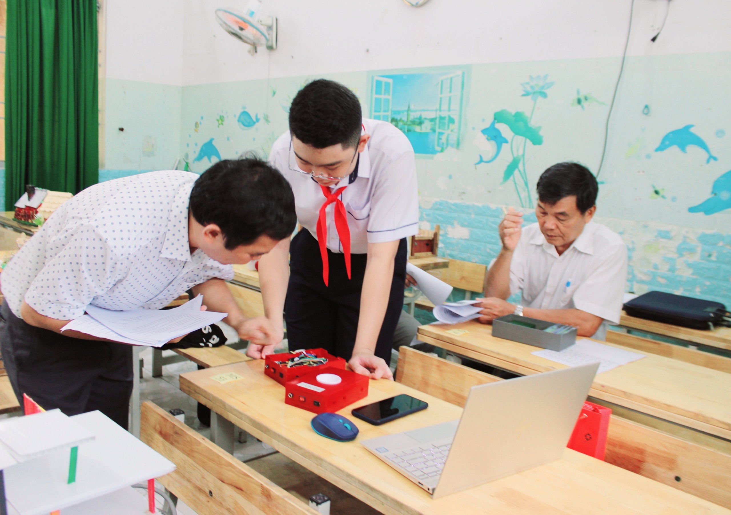 Thí sinh ở hội đồng THCS thuyết trình sản phẩm  và trả lời câu hỏi của Ban Giám khảo.