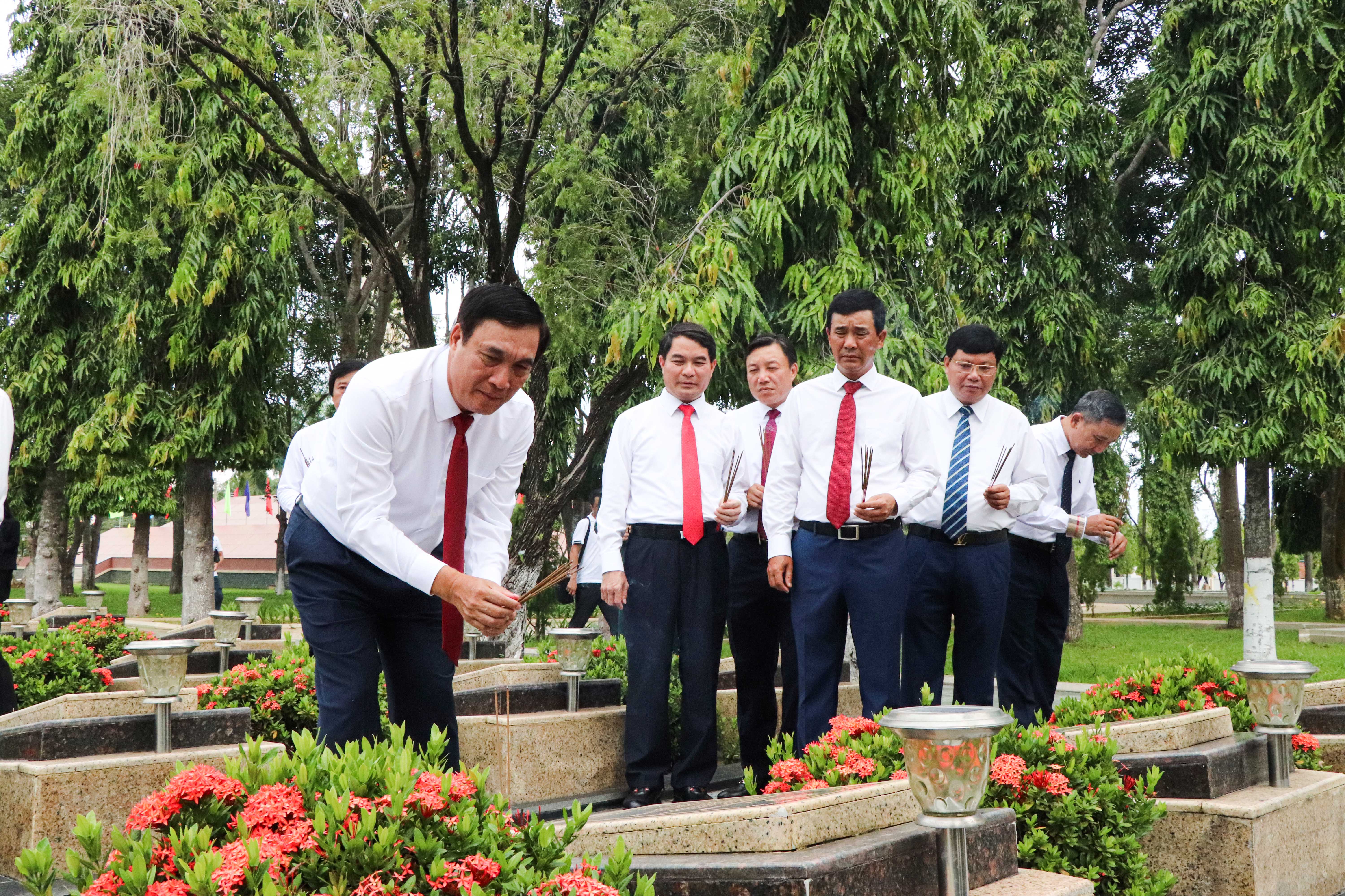 Bí thư Tỉnh ủy Phú Thọ Bùi Minh Châu và các đại biểu thắp hương tại các phần mộ liệt sĩ.