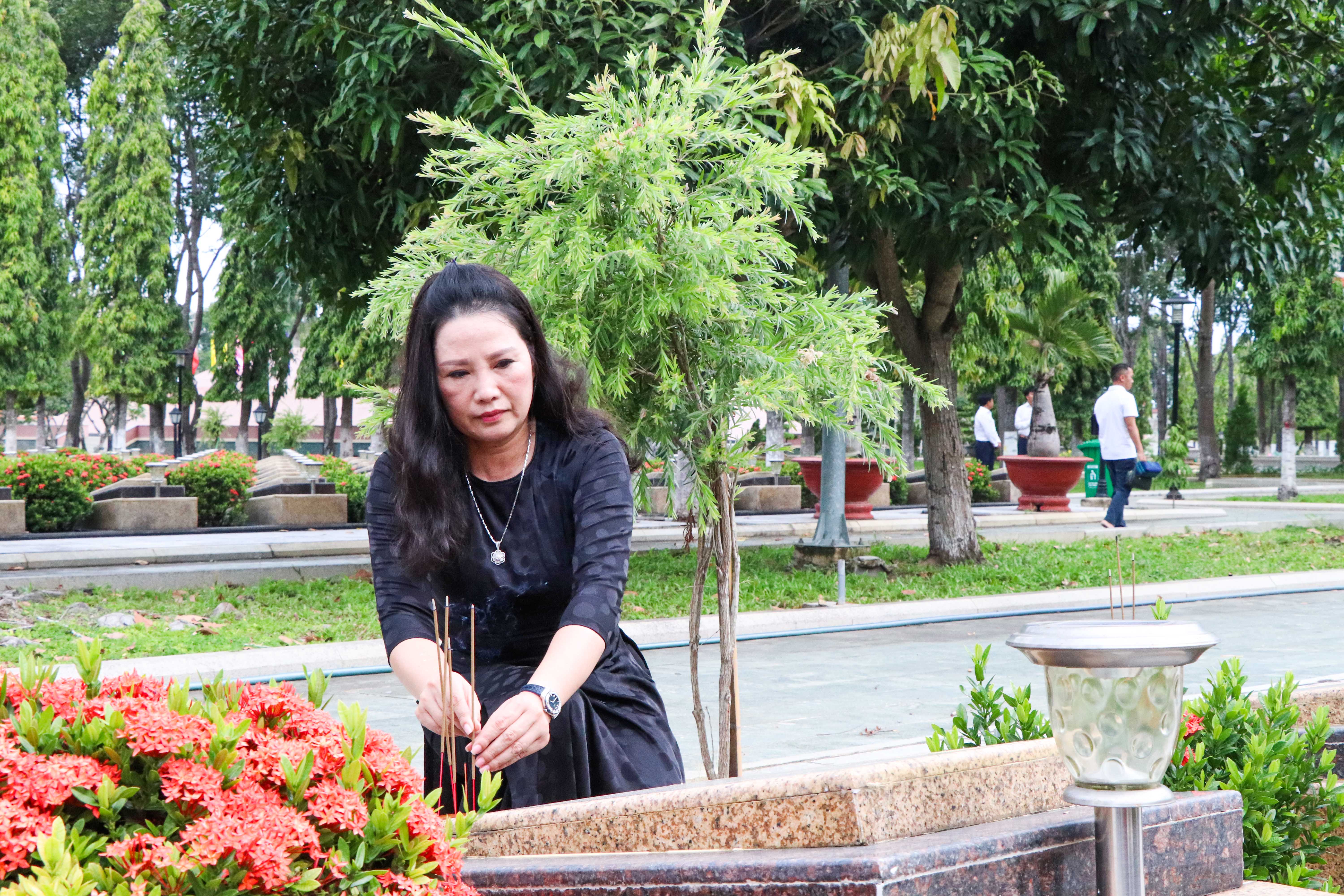 Bà Nguyễn Kim Chi, Bí thư Huyện ủy Thanh Ba, tỉnh Phú Thọ thắp hương tại phần mộ liệt sĩ Lê Mai Lâm (quê xã Ninh Dân, huyện Thanh Ba, tỉnh Phú Thọ).