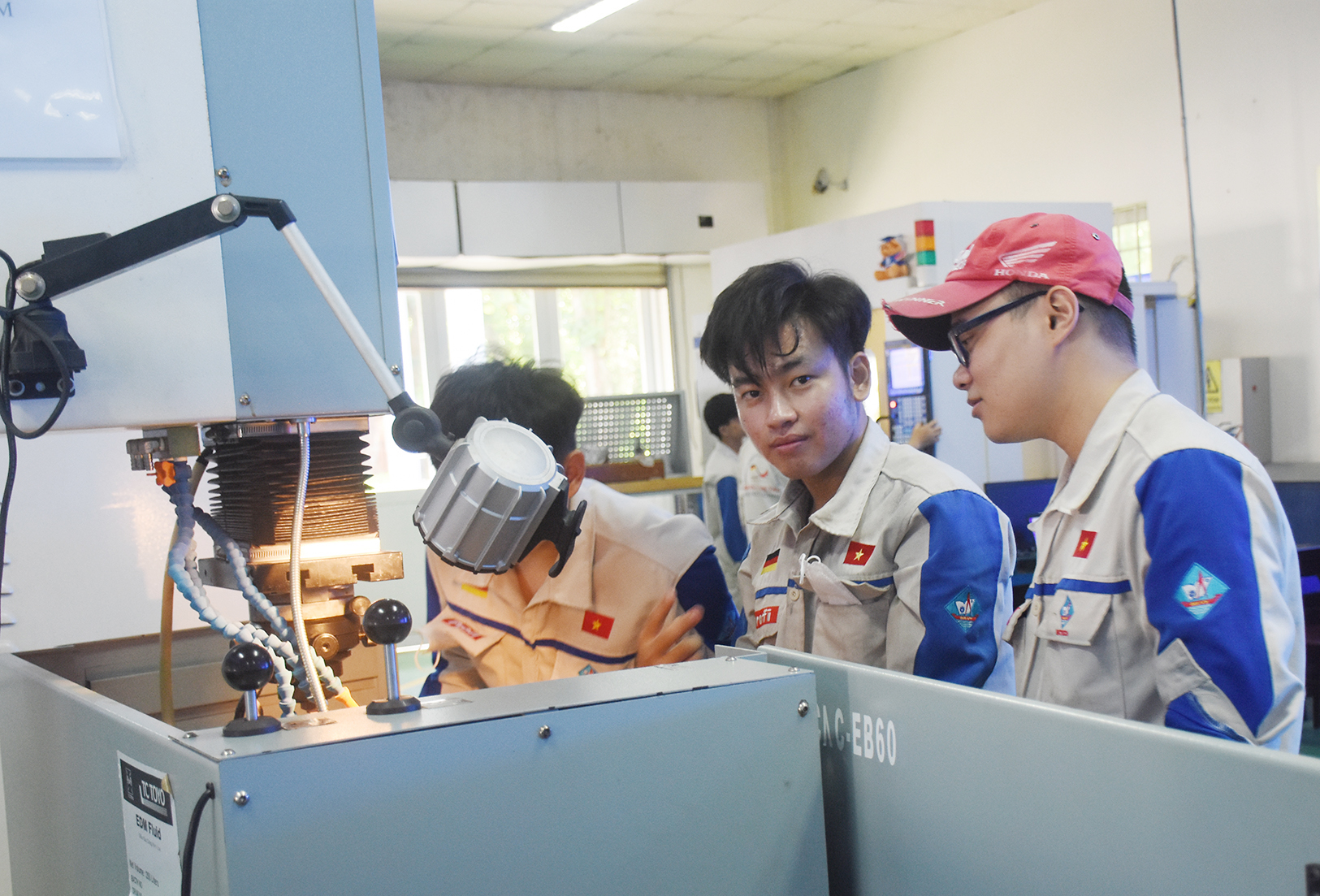 Một giờ học thực hành của học viên Trường Cao đẳng Kỹ thuật Công nghệ Bà Rịa - Vũng Tàu. Ảnh: NGUYỄN THI