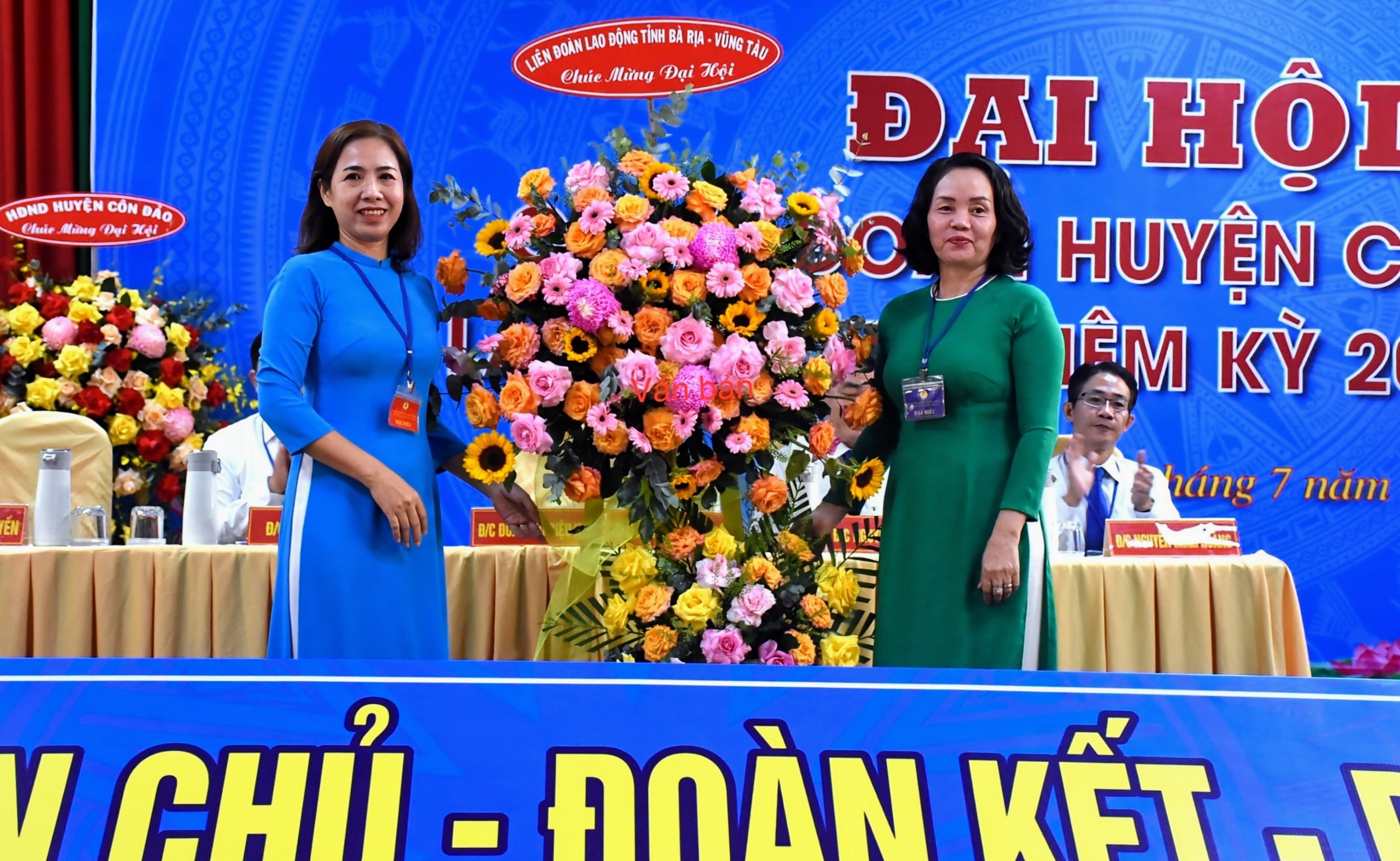 Bà Tạ Thị Hồng Hà (bìa phải) Phó Chủ tịch Thường trực LĐLĐ tỉnh tặng hoa Đại hội Công đoàn huyện Côn Đảo.