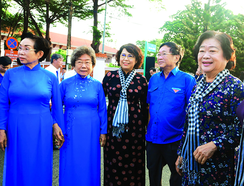 Nguyên Phó Chủ tịch nước Trương Mỹ Hoa (bên phải) trong chuyến thăm Côn Đảo nhân Kỷ niệm 75 năm Ngày Thương binh Liệt sĩ do Thành ủy TP.HCM tổ chức. Ảnh: T.D