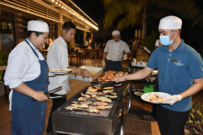 Hệ thống cơ sở lưu trú tập trung vào chiều sâu chất lượng dịch vụ. Trong ảnh: Nhân viên khách sạn The Secret Côn Đảo phục vụ tiệc hải sản nướng bên hồ bơi.