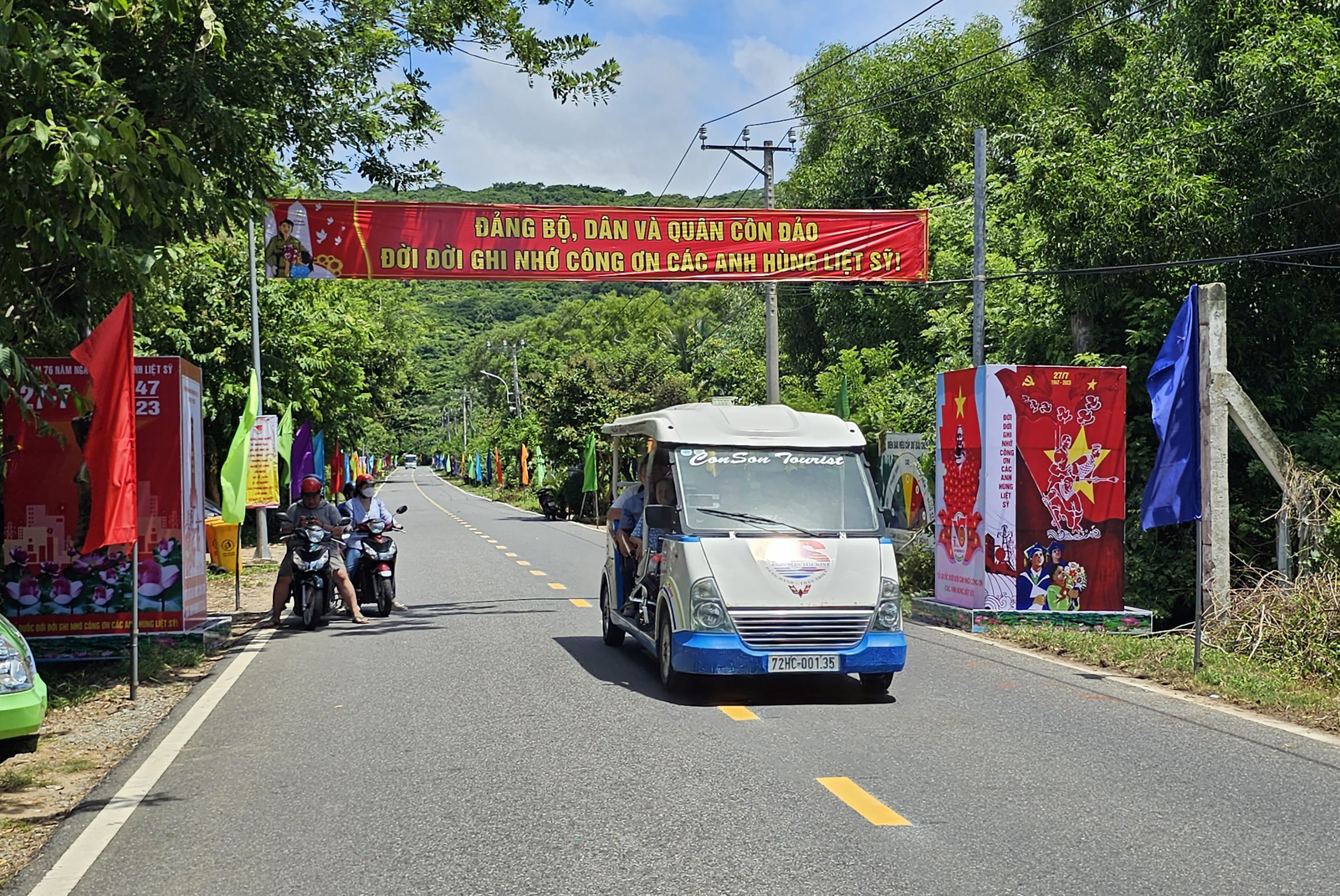 Côn Đảo những ngày tháng 7 rực rỡ băng rôn, cờ, hoa rực rỡ chào mừng kỷ niệm Ngày Thương binh-Liệt sĩ.