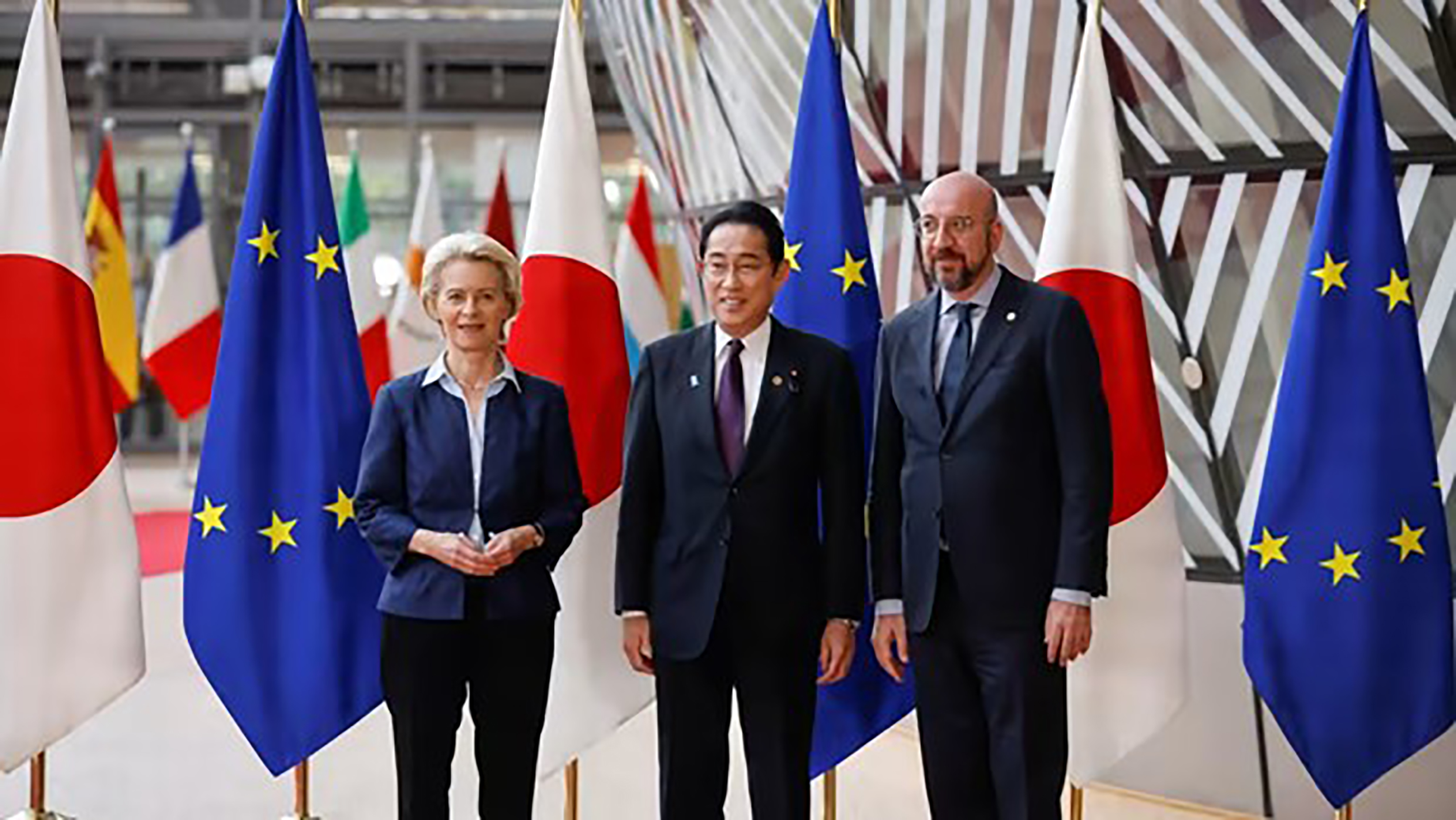 Chủ tịch EC Ursula von der Leyen, Thủ tướng Nhật Bản Fumio Kishida (giữa) và Chủ tịch Hội đồng châu Âu Charles Michel (phải).