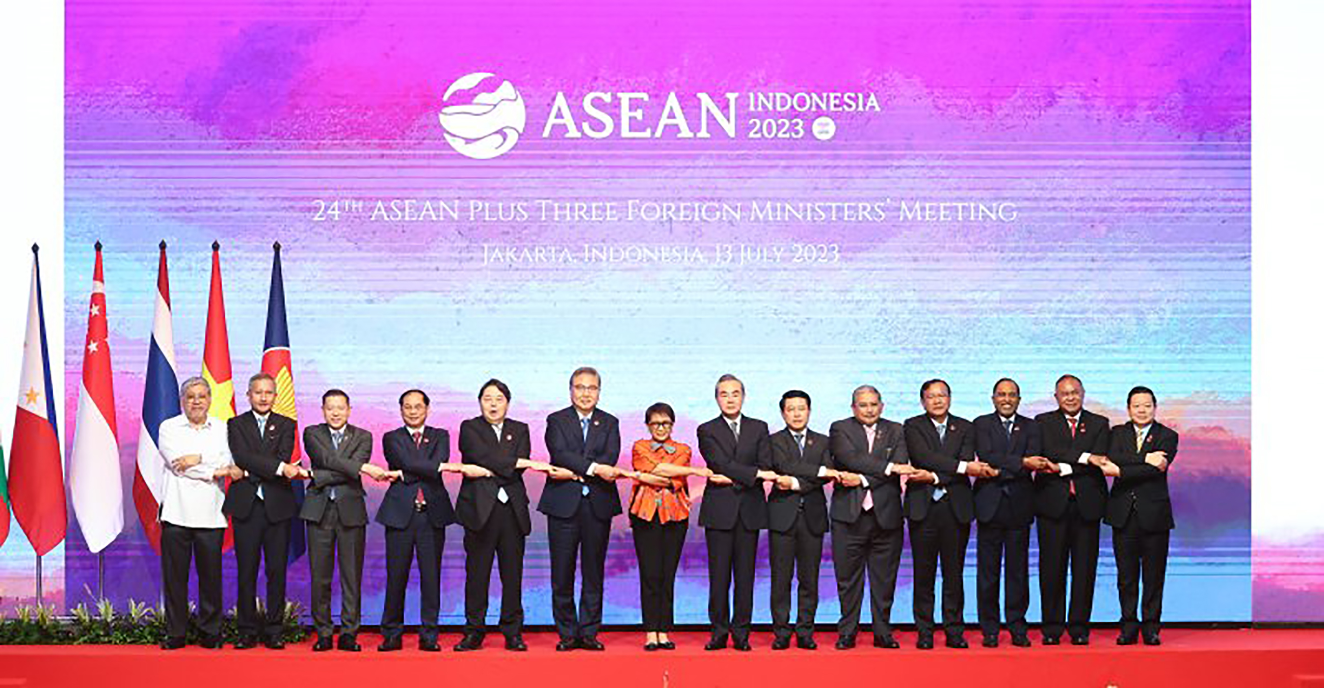 Các Bộ trưởng Ngoại giao đối tác chụp ảnh chung tại Hội nghị ASEAN+3.