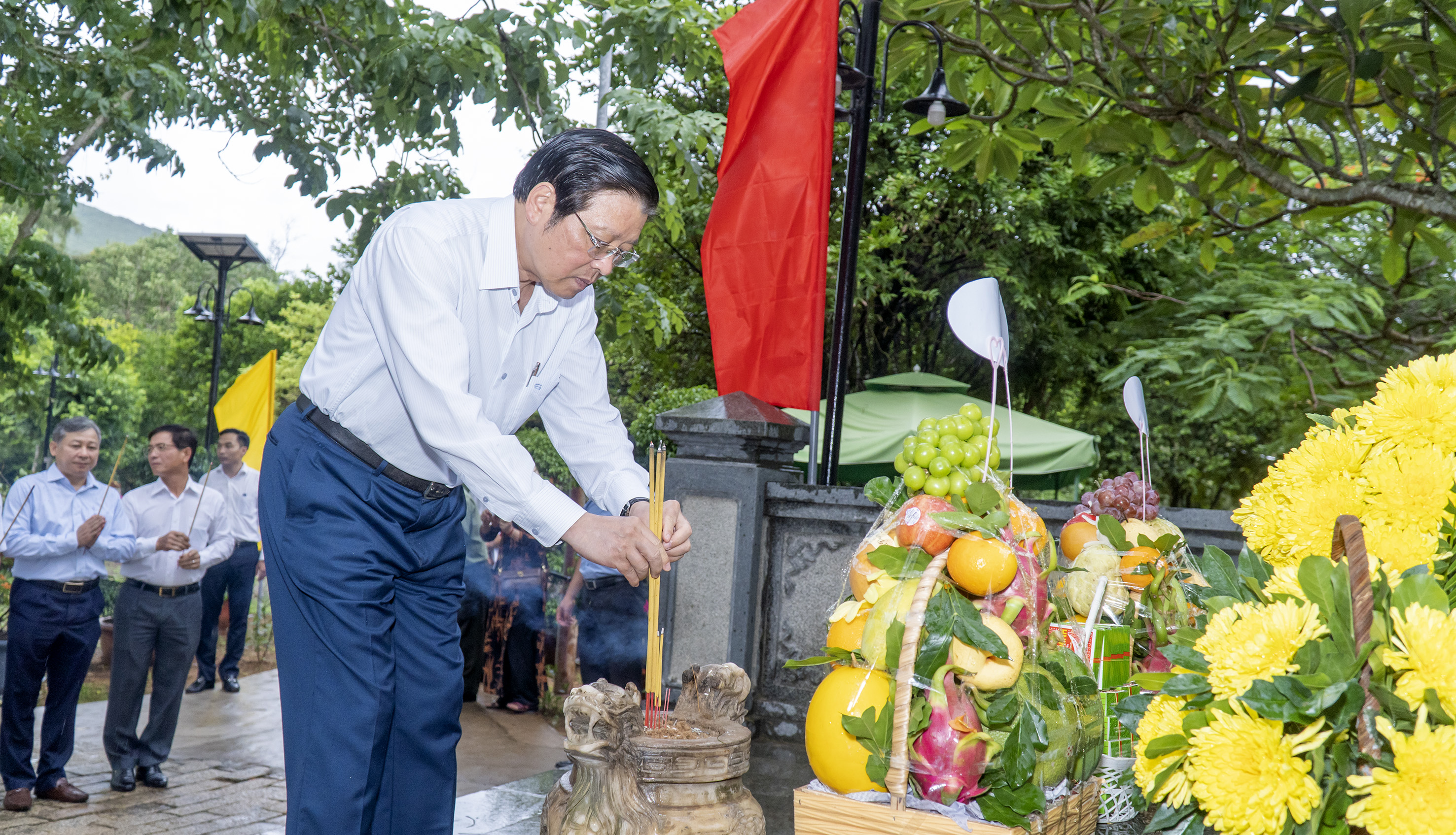 Ủy viên Bộ Chính trị, Bí thư Trung ương Đảng, Trưởng Ban Nội chính Trung ương Phan Đình Trạc thắp hương tại phần mộ của Tổng Bí thư Lê Hồng Phong.